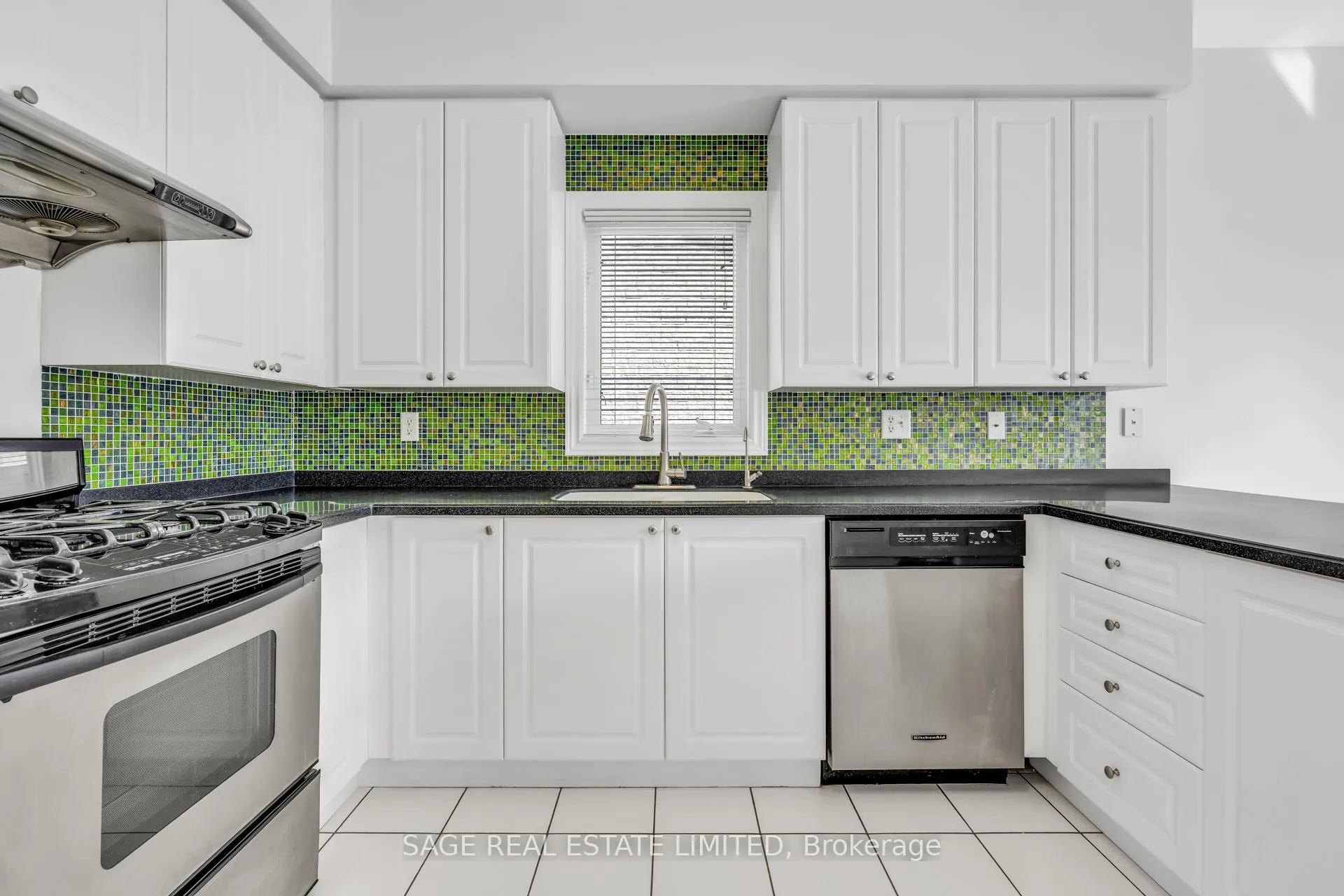 Photo 7 of 41 Cynthia Jean Street, Markham, Berczy — HOMEH