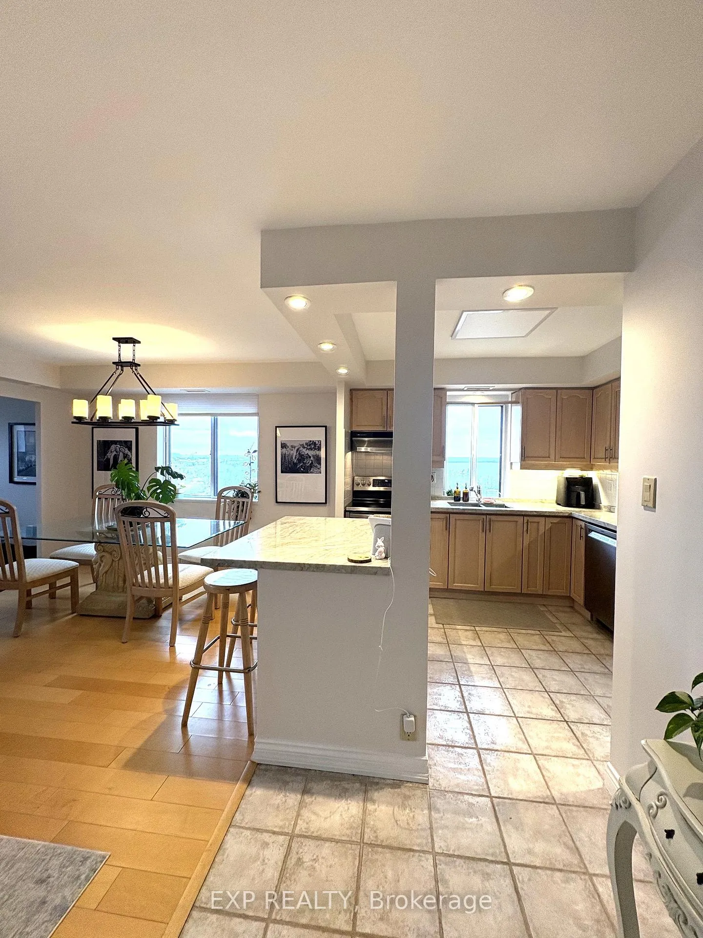 Photo 4 of Unit 1407, 301 Frances Avenue, Hamilton, Lakeshore — HOMEH