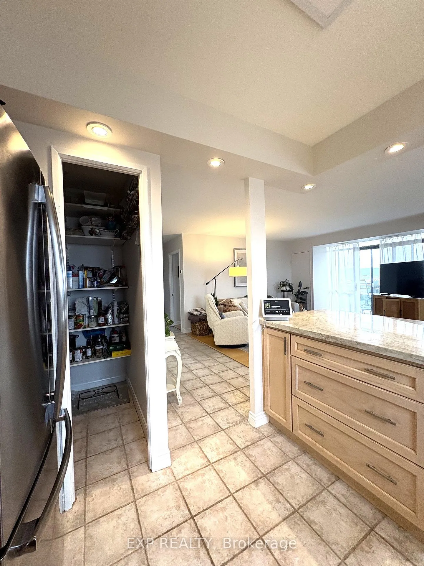 Photo 6 of Unit 1407, 301 Frances Avenue, Hamilton, Lakeshore — HOMEH