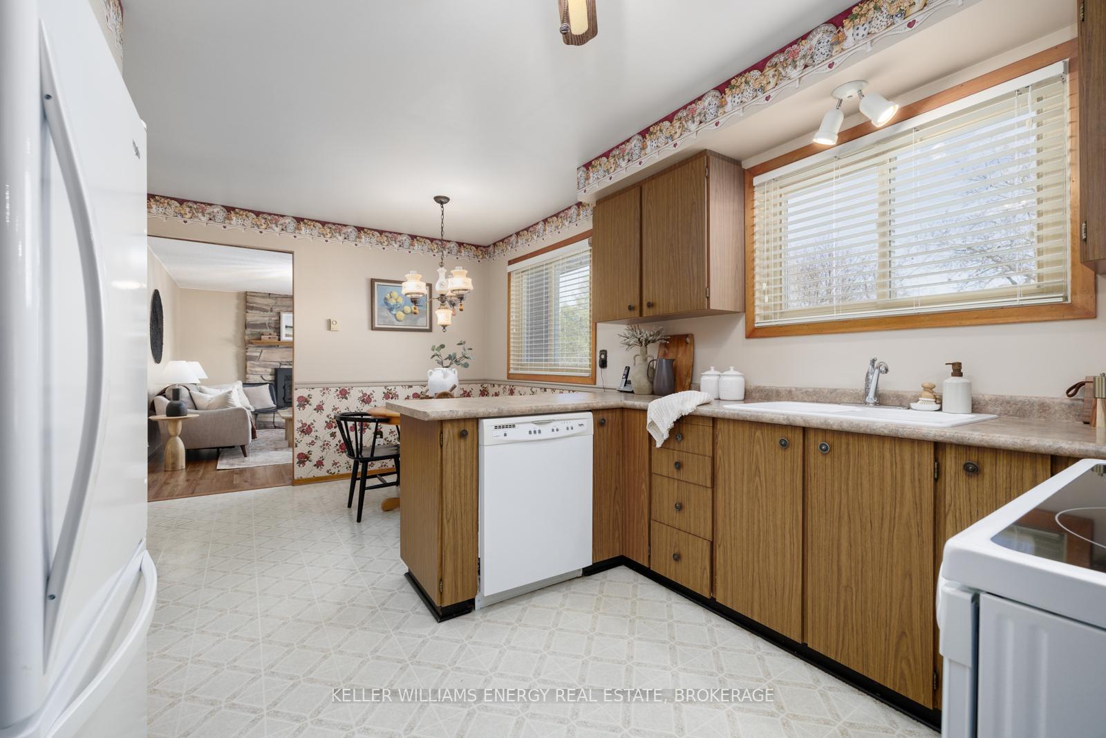 Photo 10 of 751 Cochrane Street, Whitby, Downtown Whitby — HOMEH
