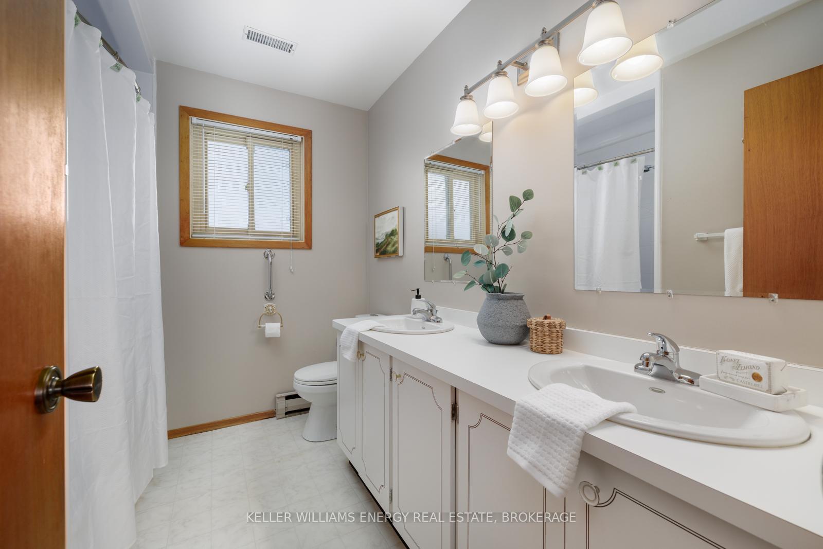 Photo 26 of 751 Cochrane Street, Whitby, Downtown Whitby — HOMEH