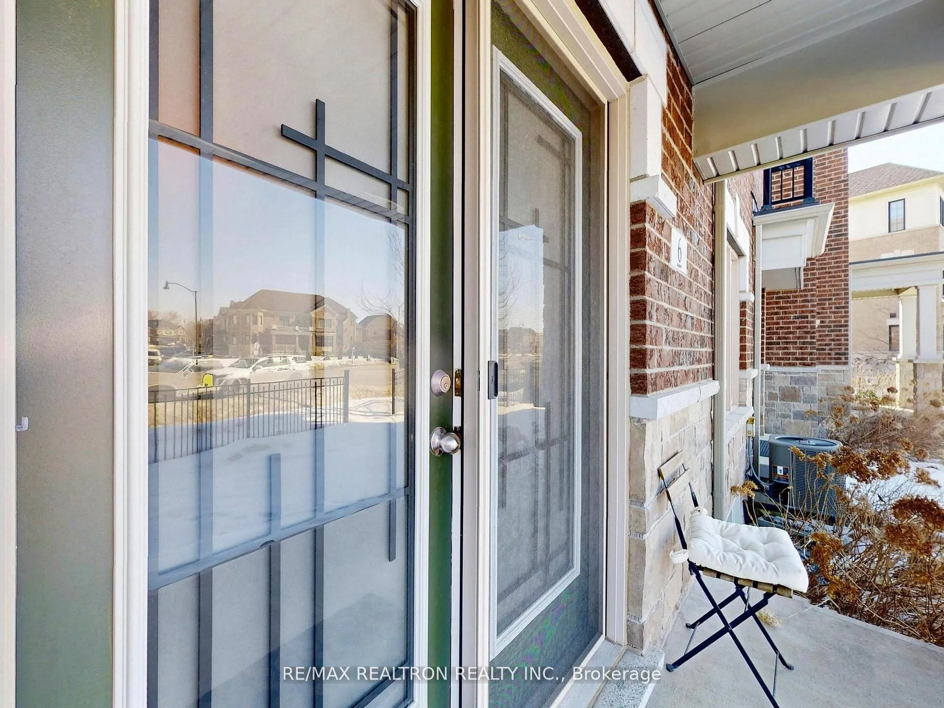 Photo 3 of 6 Oakmore Lane, Brampton, Bram West — HOMEH