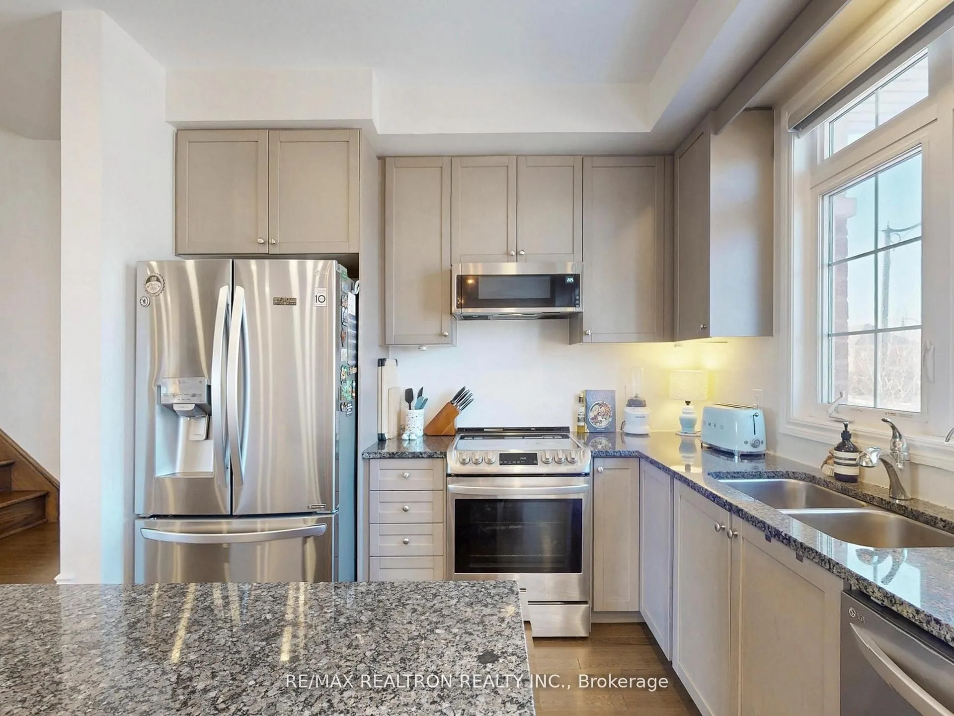 Photo 9 of 6 Oakmore Lane, Brampton, Bram West — HOMEH