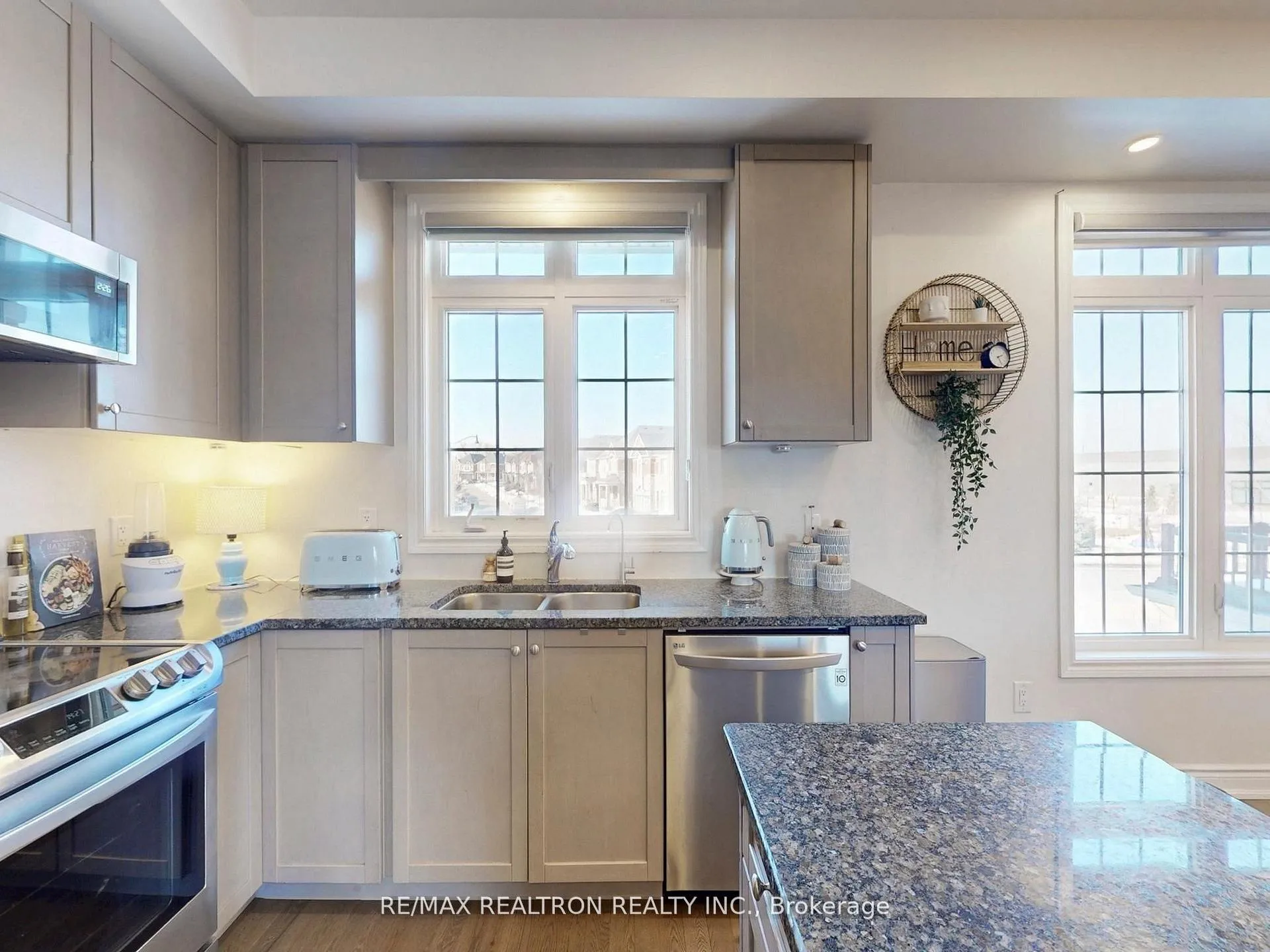 Photo 11 of 6 Oakmore Lane, Brampton, Bram West — HOMEH