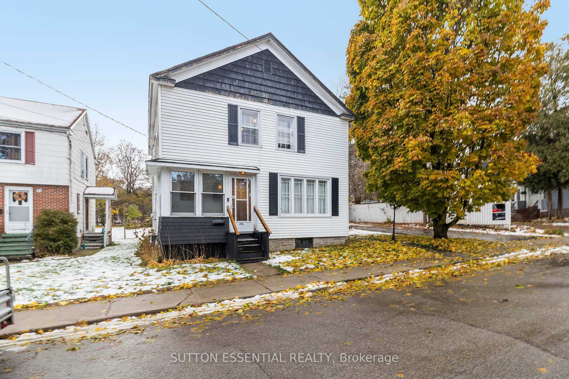 Photo 2 of 36 Ann Street, Brockville — HOMEH