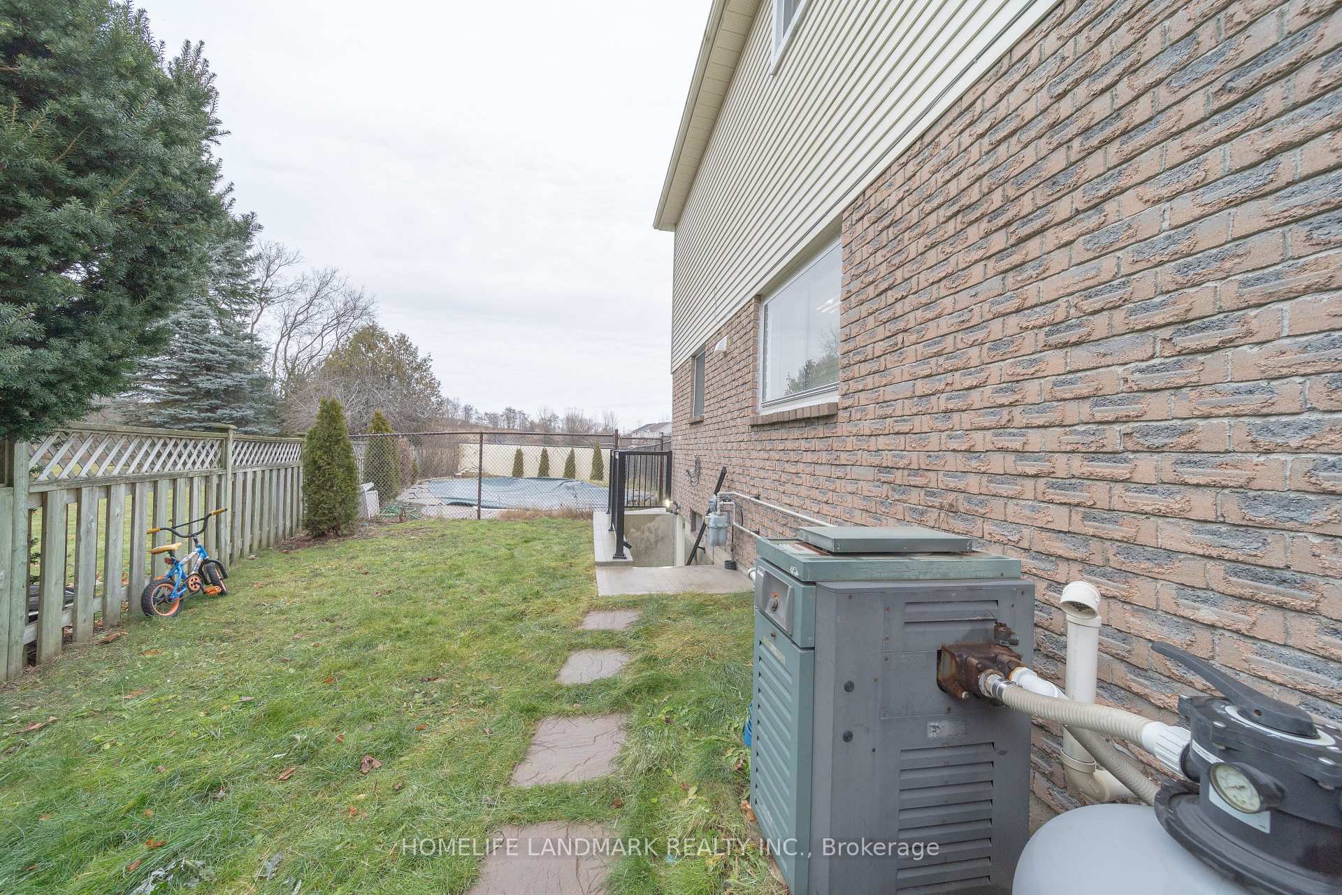Photo 5 of 1606 Norwill Crescent, Oshawa, Samac — HOMEH