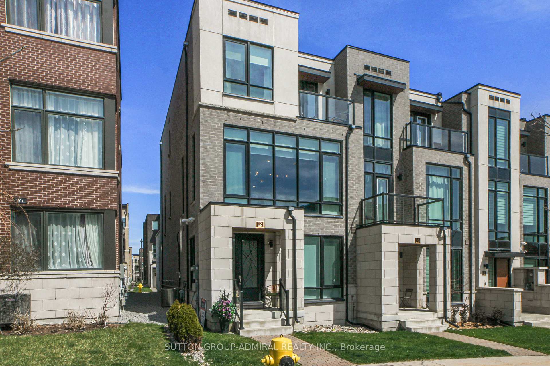 Photo 2 of 12 Carrville Woods Circle, Vaughan, Patterson — HOMEH