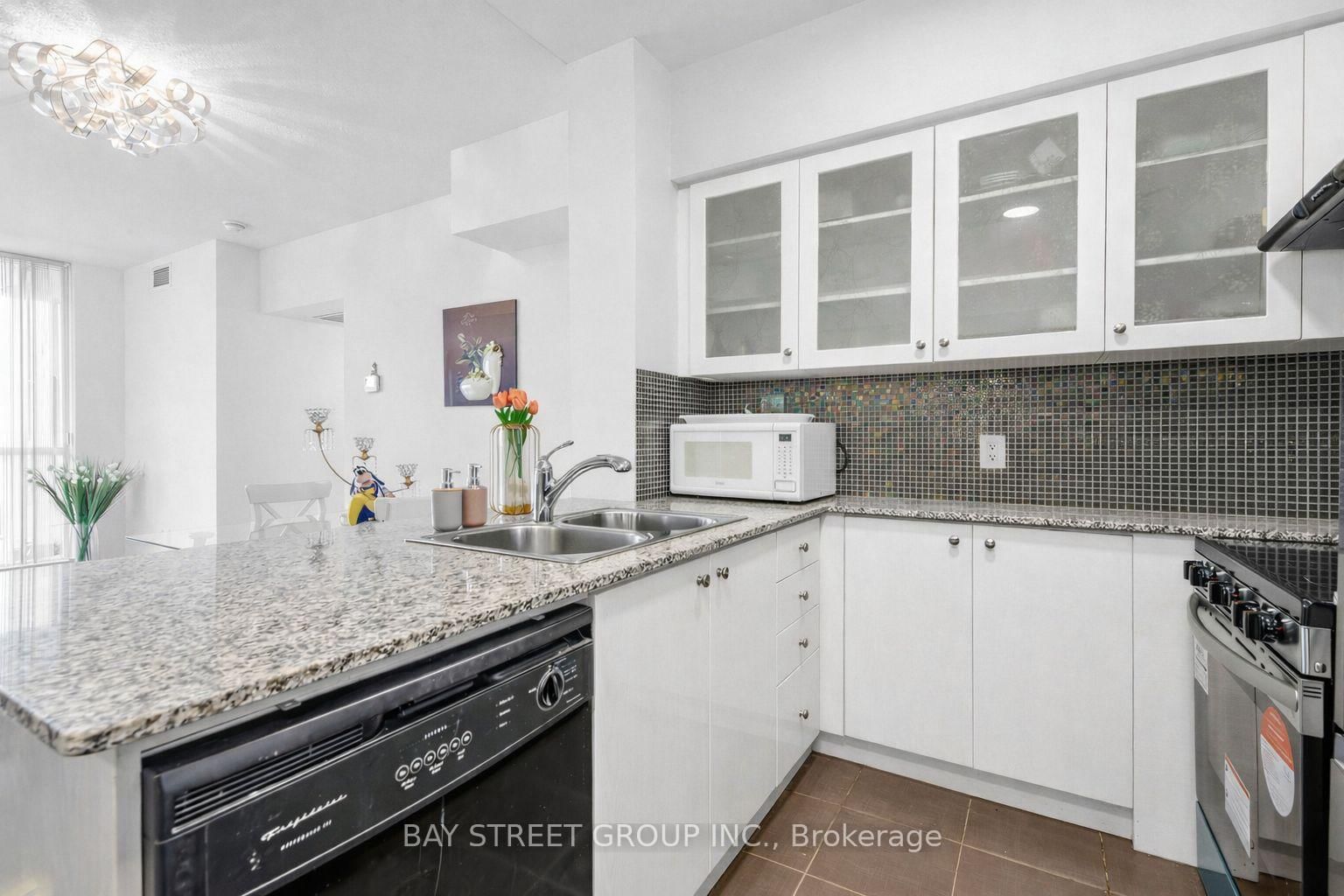 Photo 6 of Unit 1509, 5791 Yonge St, North York, Newtonbrook East — HOMEH
