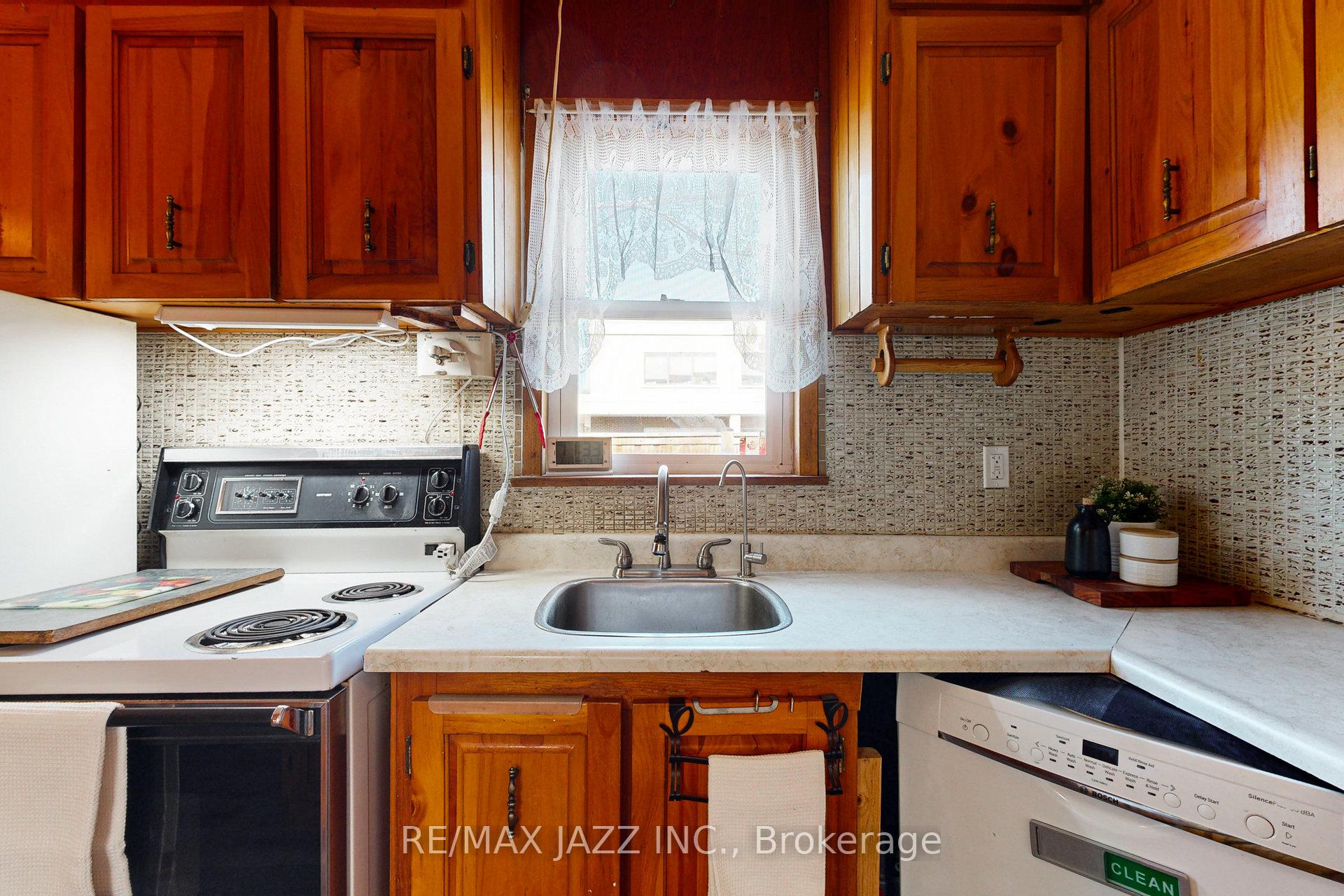 Photo 16 of 656 Hortop Street, Oshawa, O'Neill — HOMEH