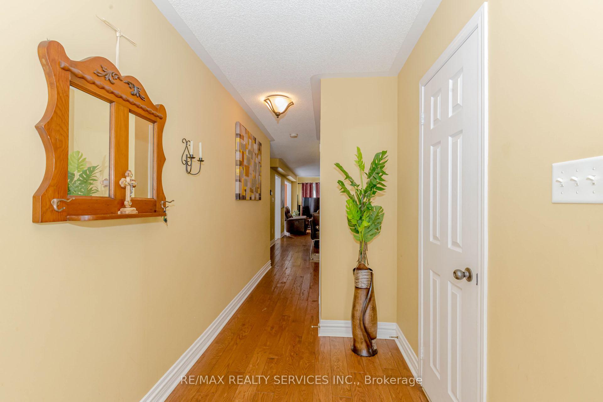 Photo 5 of 1519 Sarasota Crescent, Oshawa, Samac — HOMEH