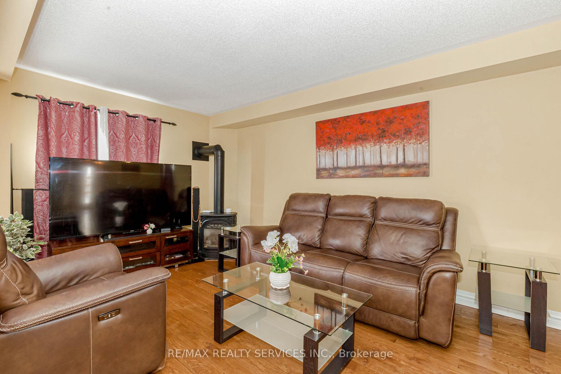 Photo 9 of 1519 Sarasota Crescent, Oshawa, Samac — HOMEH