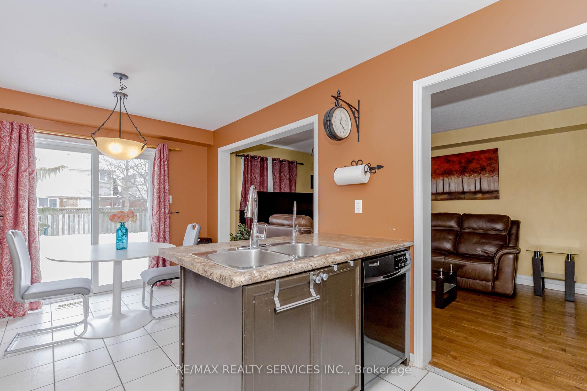 Photo 12 of 1519 Sarasota Crescent, Oshawa, Samac — HOMEH