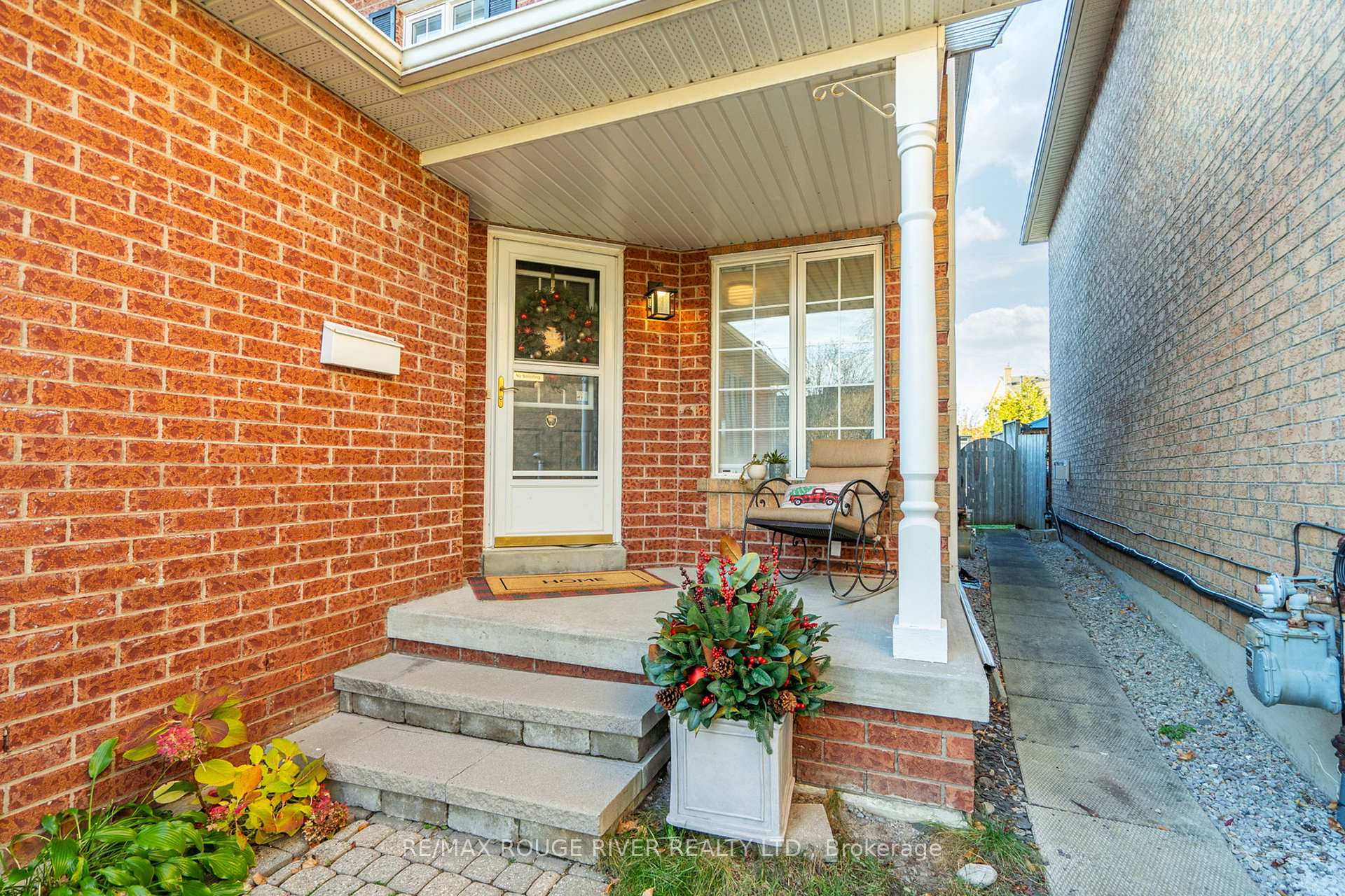 Photo 2 of 8 Threadgold Court, Whitby, Lynde Creek — HOMEH