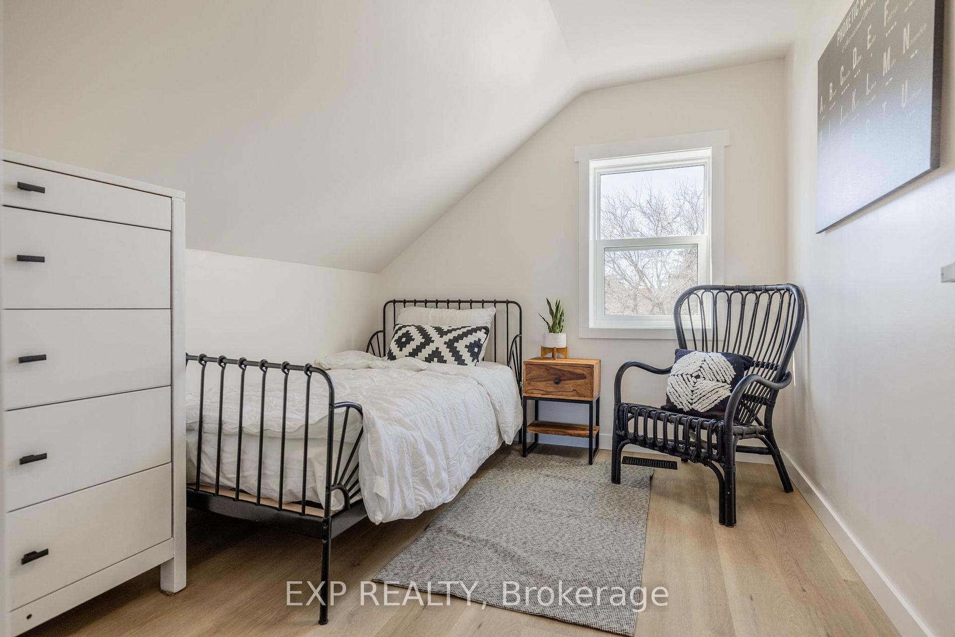 Photo 8 of 88 Edward Street S, Arnprior — HOMEH
