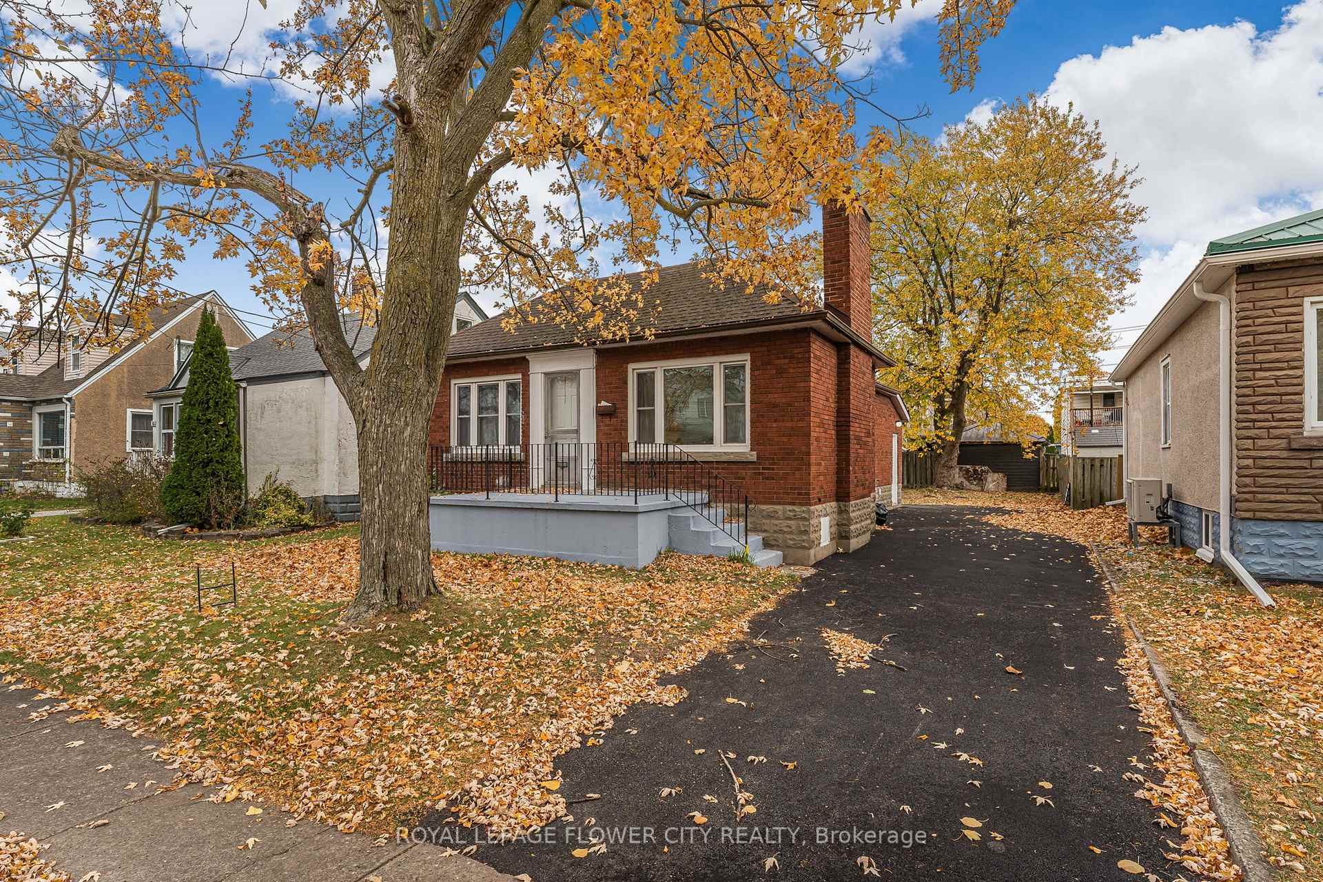 Front of 304 Wallace Avenue S