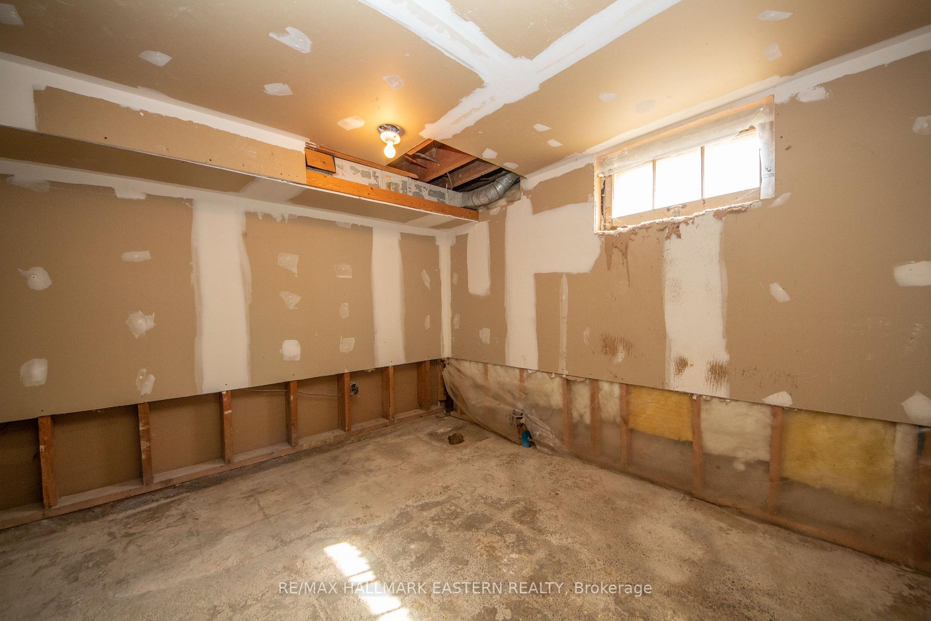 Photo 3 of 812 Argyle Street, Peterborough, Northcrest Ward 5 — HOMEH