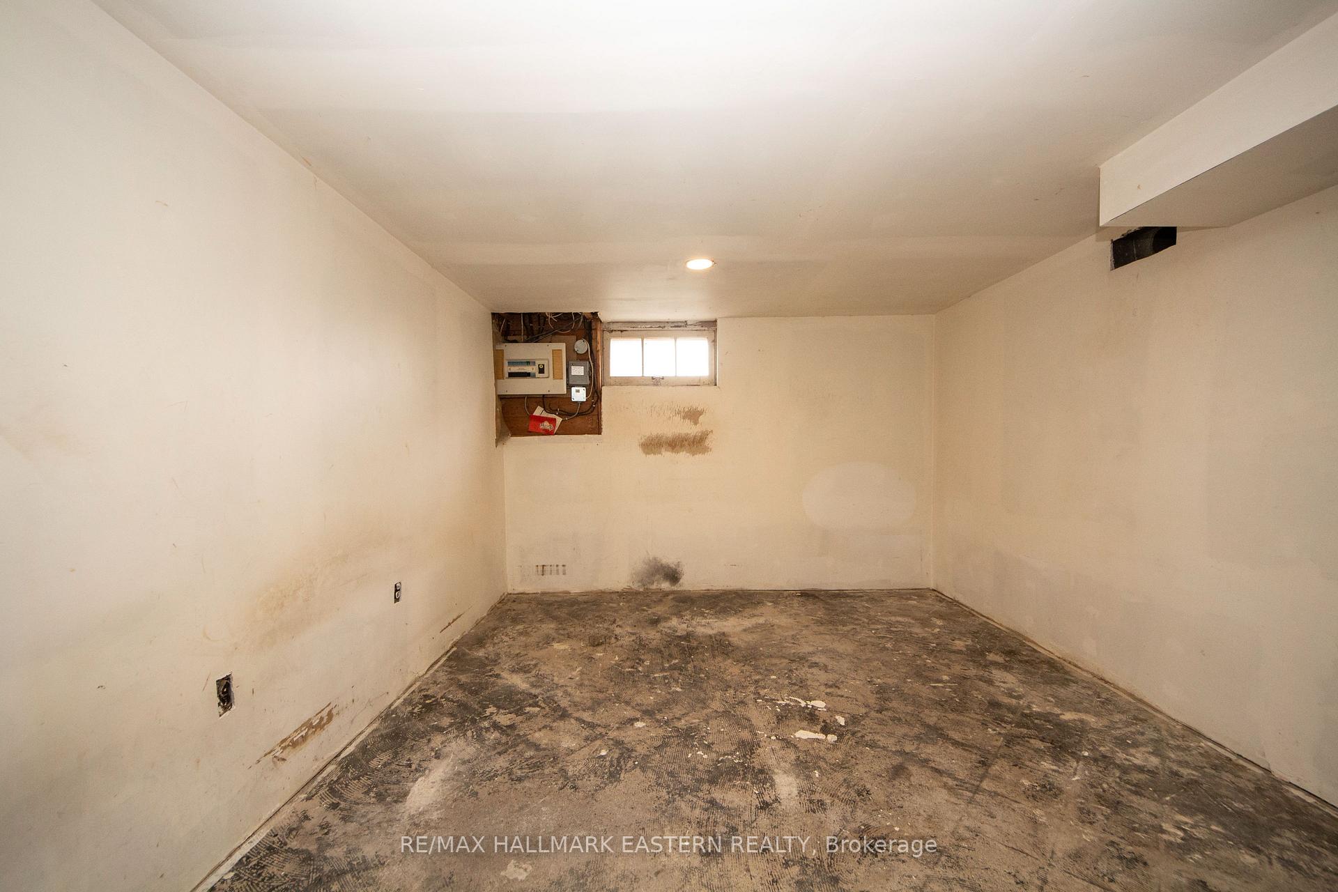 Photo 9 of 812 Argyle Street, Peterborough, Northcrest Ward 5 — HOMEH