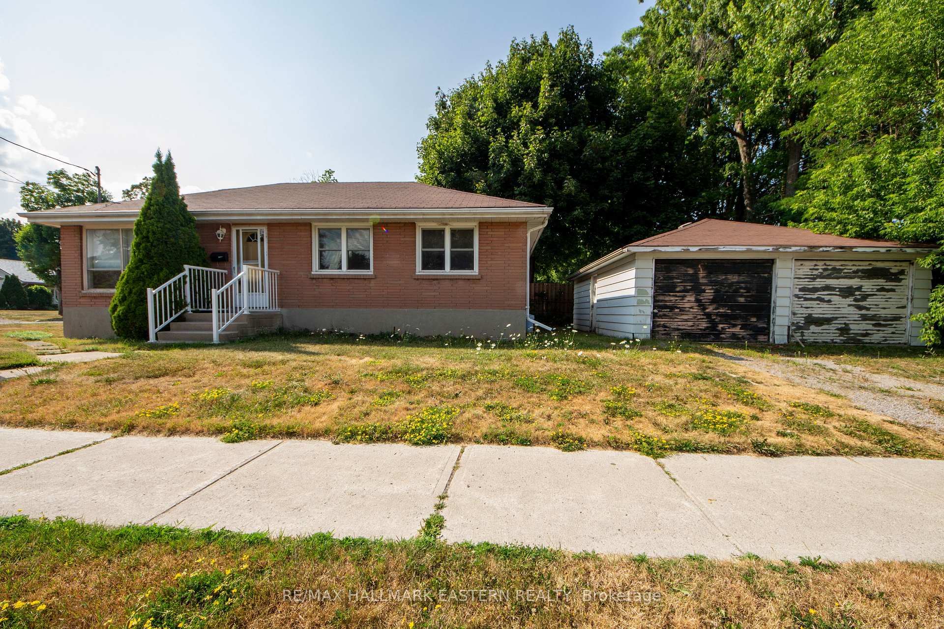 Photo 10 of 812 Argyle Street, Peterborough, Northcrest Ward 5 — HOMEH
