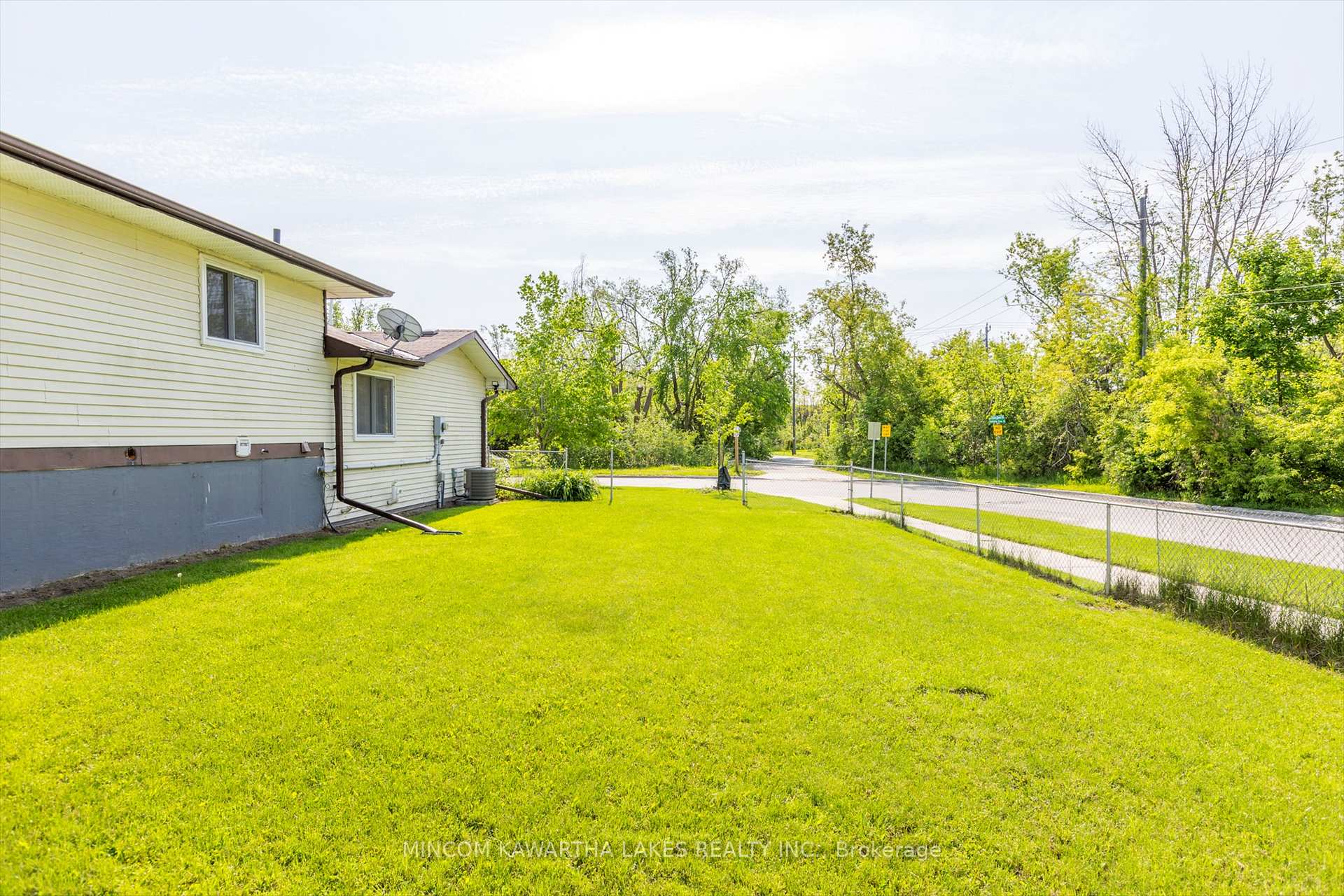 Front of 899 Ashdale Crescent W