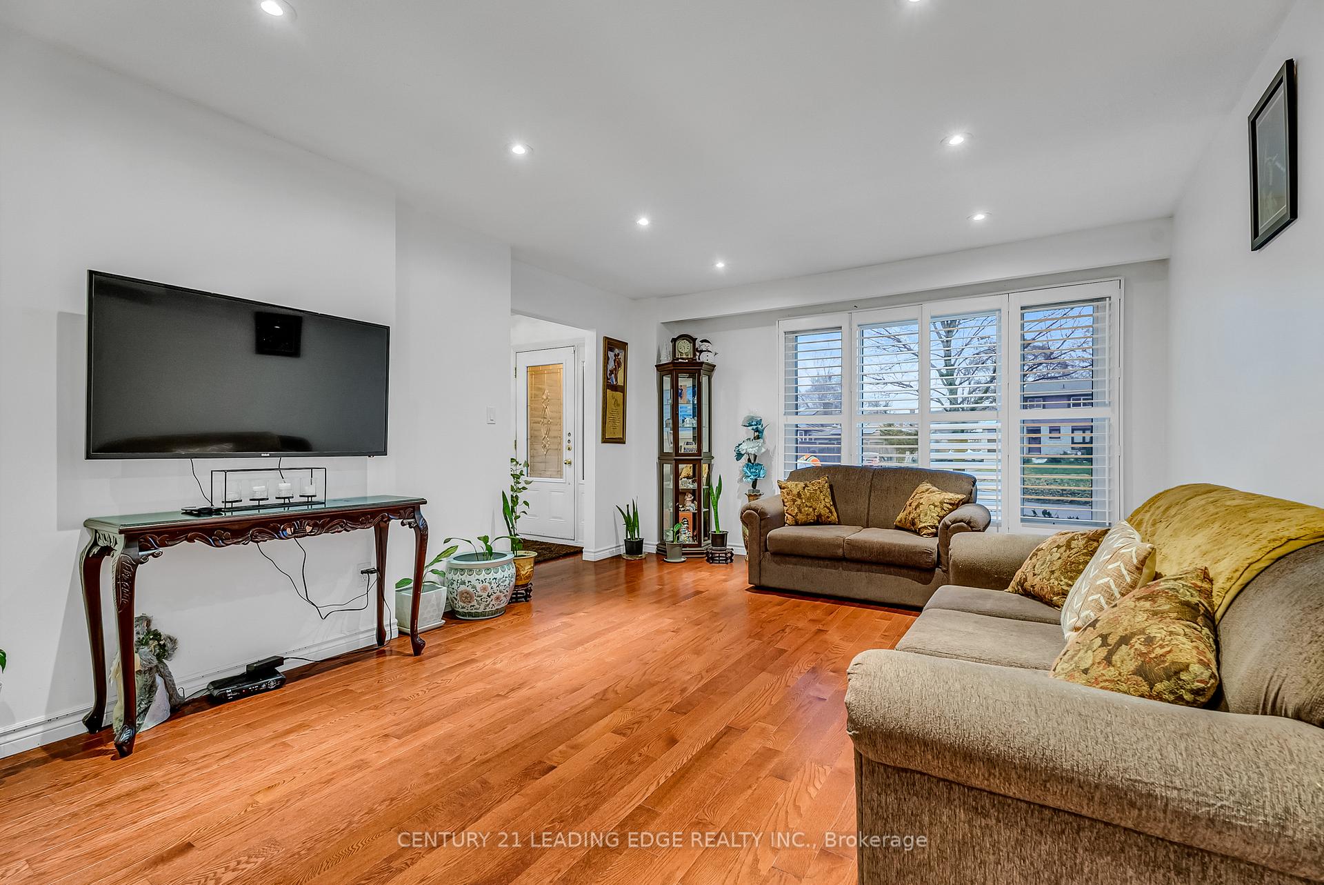 Photo 10 of 160 Brunswick Court, Oshawa, Donevan — HOMEH