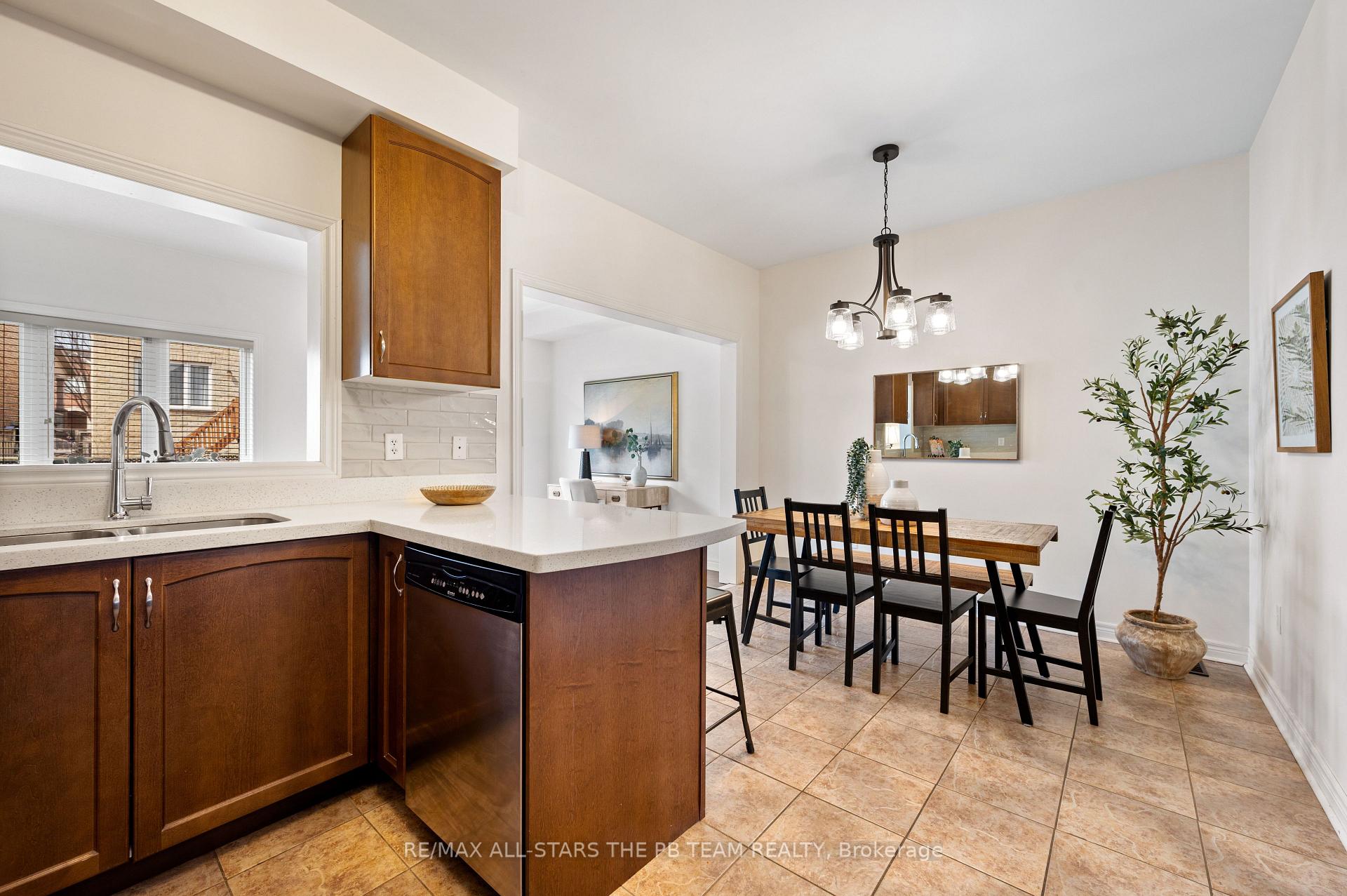 Photo 16 of 42 Spring Arbour Road, Vaughan, Patterson — HOMEH
