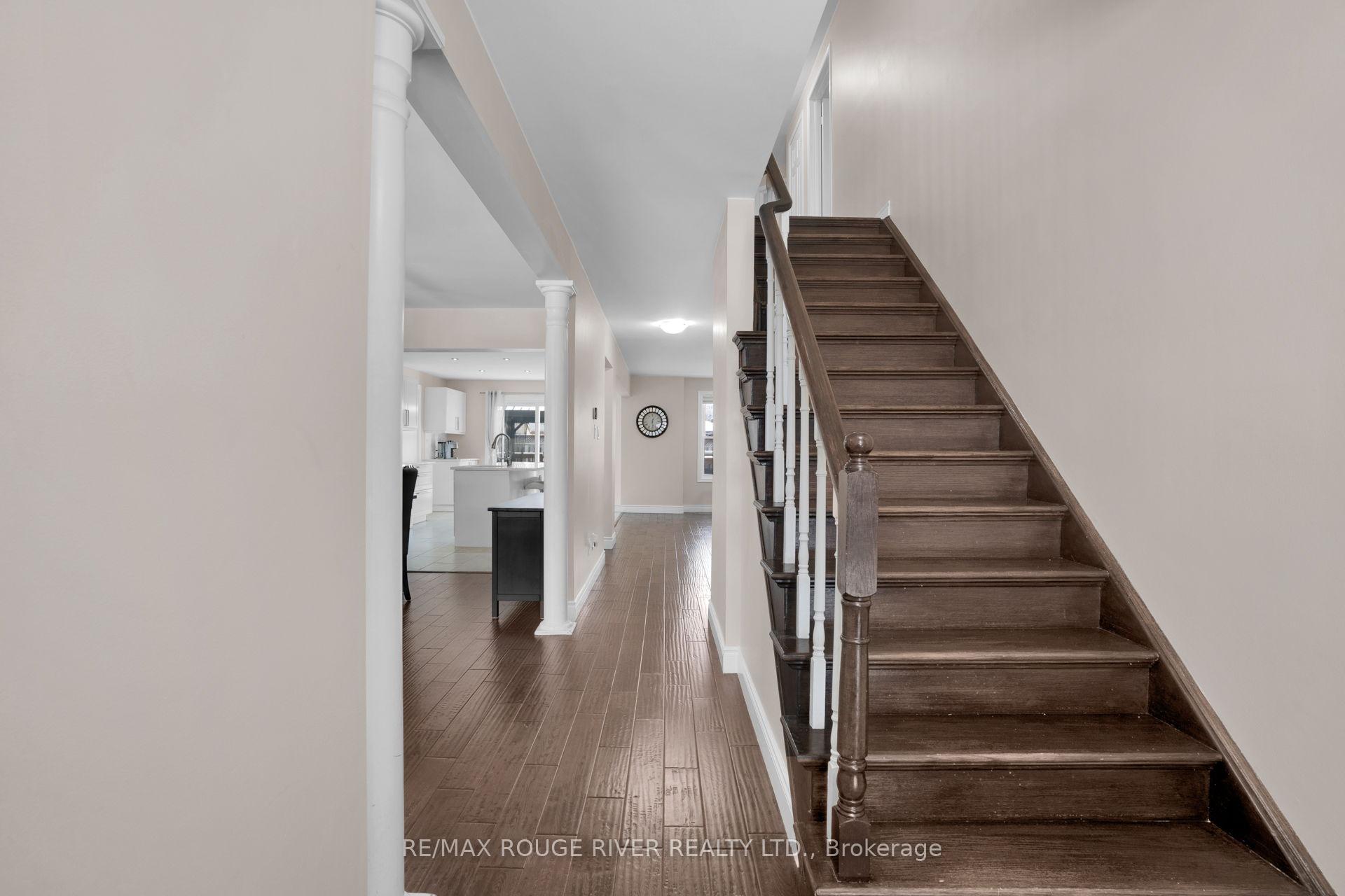 Photo 4 of 577 Woodmount Crescent, Oshawa, Samac — HOMEH