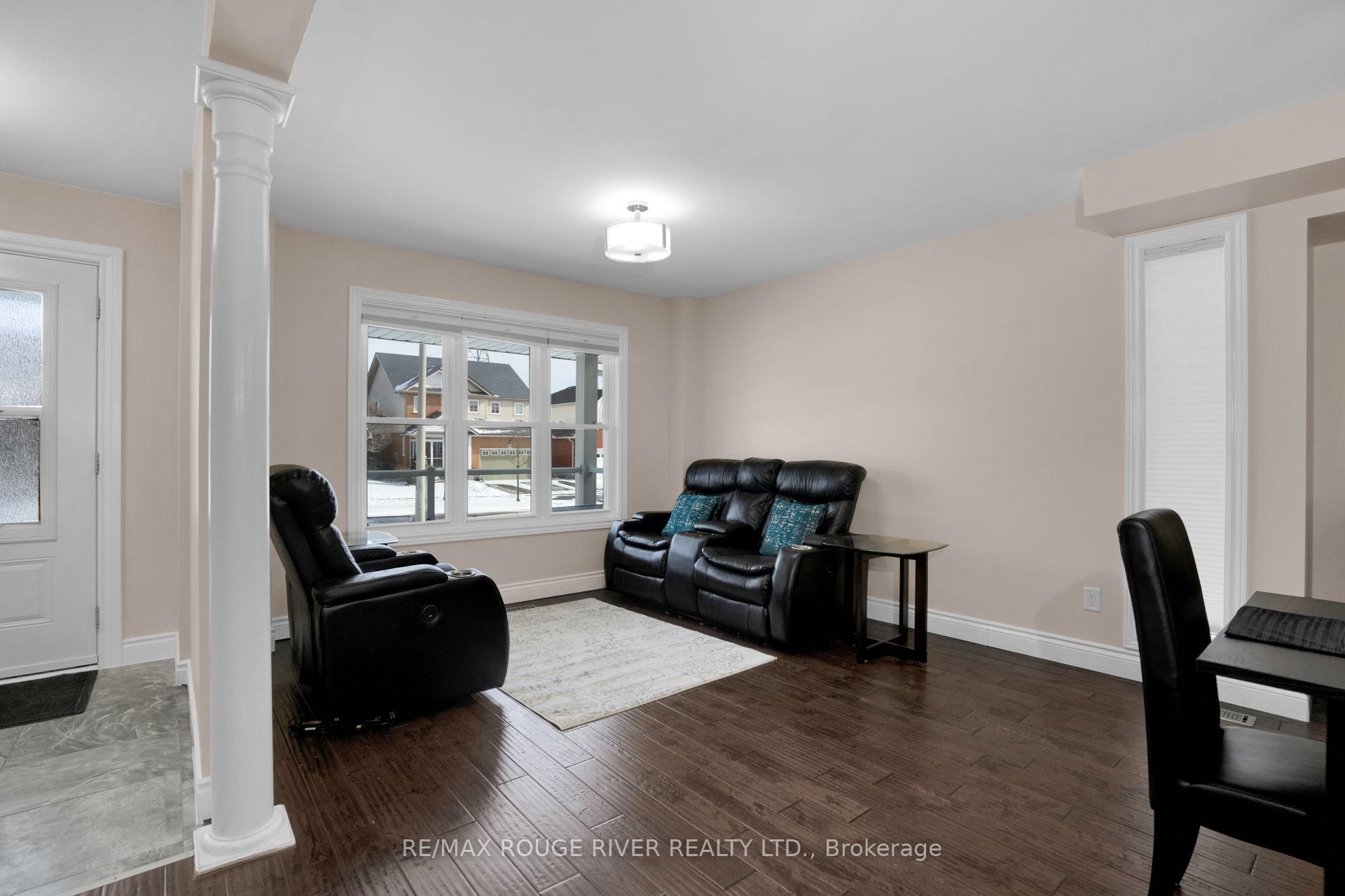 Photo 5 of 577 Woodmount Crescent, Oshawa, Samac — HOMEH