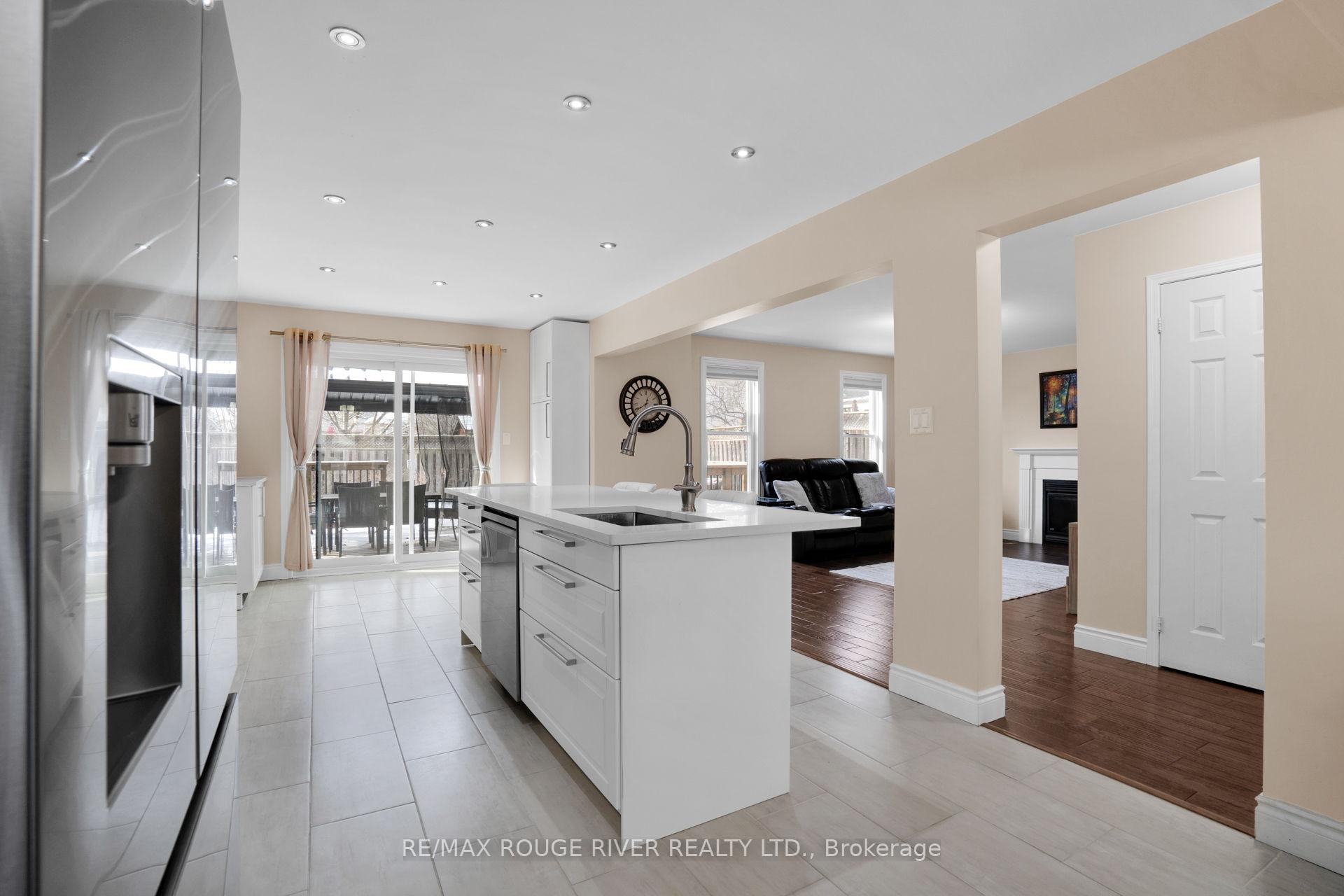 Photo 8 of 577 Woodmount Crescent, Oshawa, Samac — HOMEH
