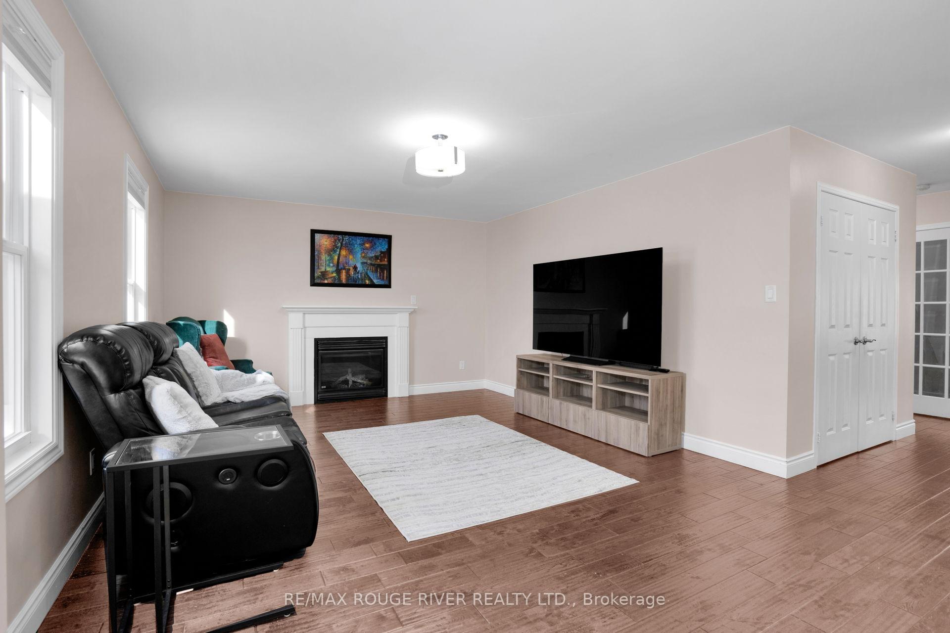 Photo 12 of 577 Woodmount Crescent, Oshawa, Samac — HOMEH