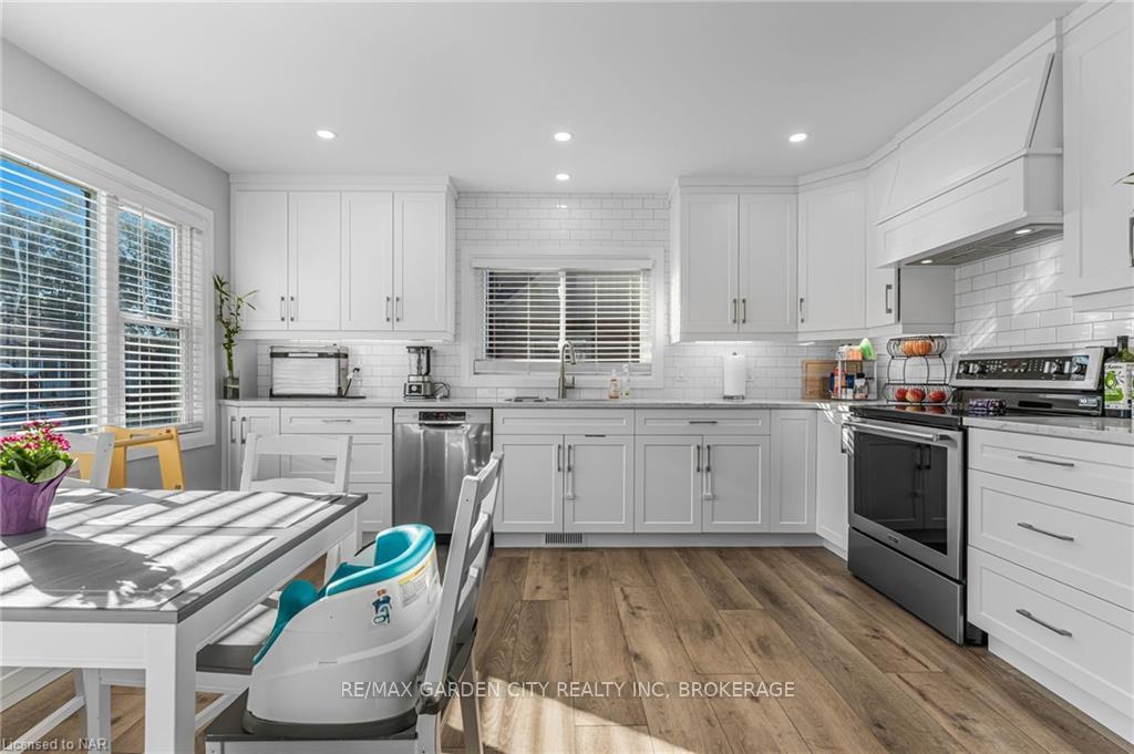 Photo 4 of 548 Wright Street, Welland, Lincoln/Crowland — HOMEH