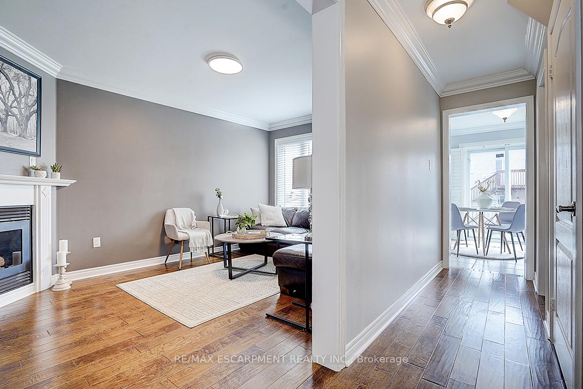 Photo 9 of 11 Rosanna Crescent, Vaughan, Maple — HOMEH