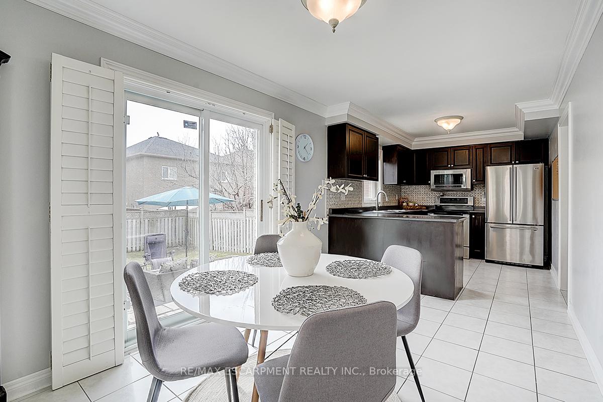 Photo 12 of 11 Rosanna Crescent, Vaughan, Maple — HOMEH