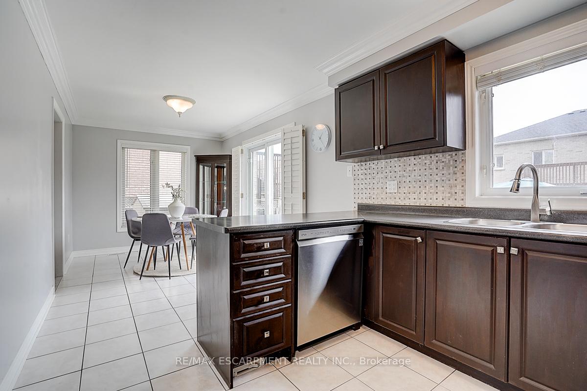 Photo 14 of 11 Rosanna Crescent, Vaughan, Maple — HOMEH