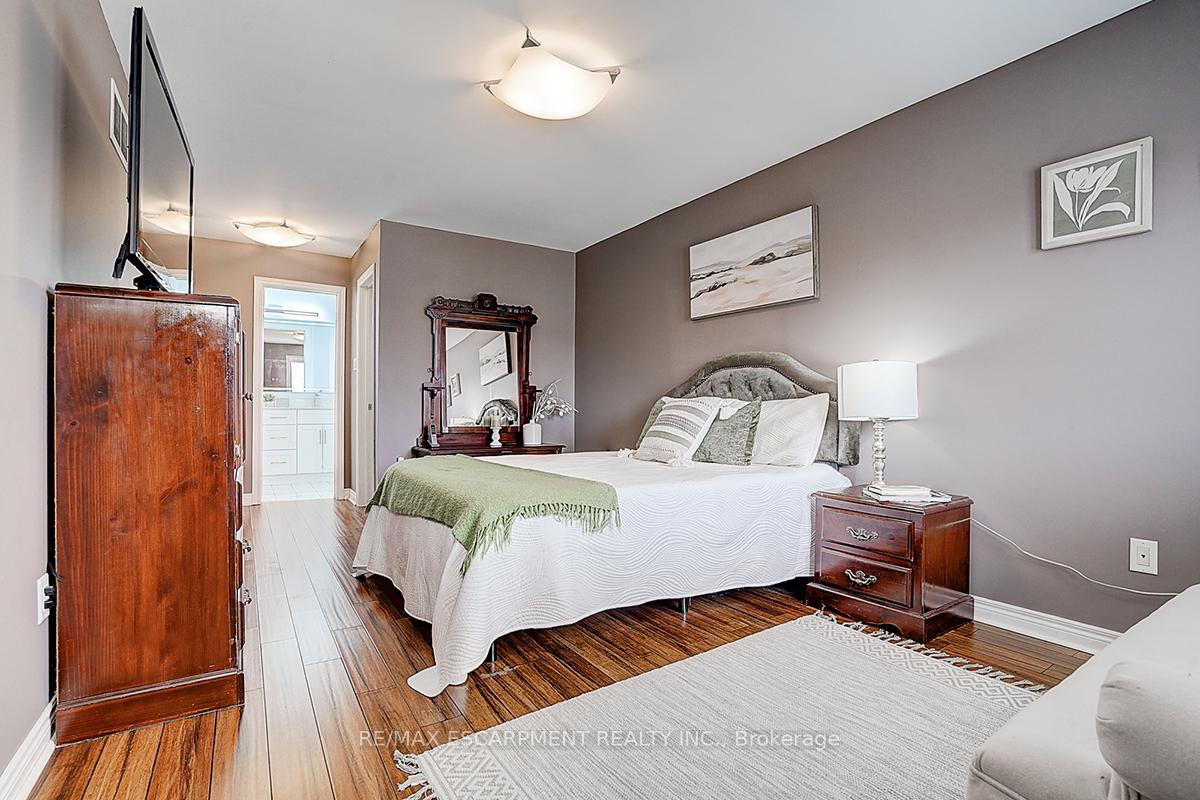Photo 18 of 11 Rosanna Crescent, Vaughan, Maple — HOMEH