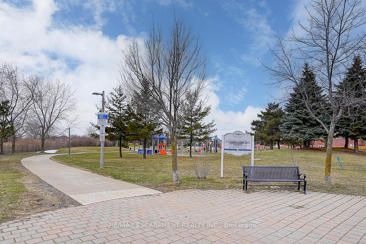 Photo 32 of 11 Rosanna Crescent, Vaughan, Maple — HOMEH