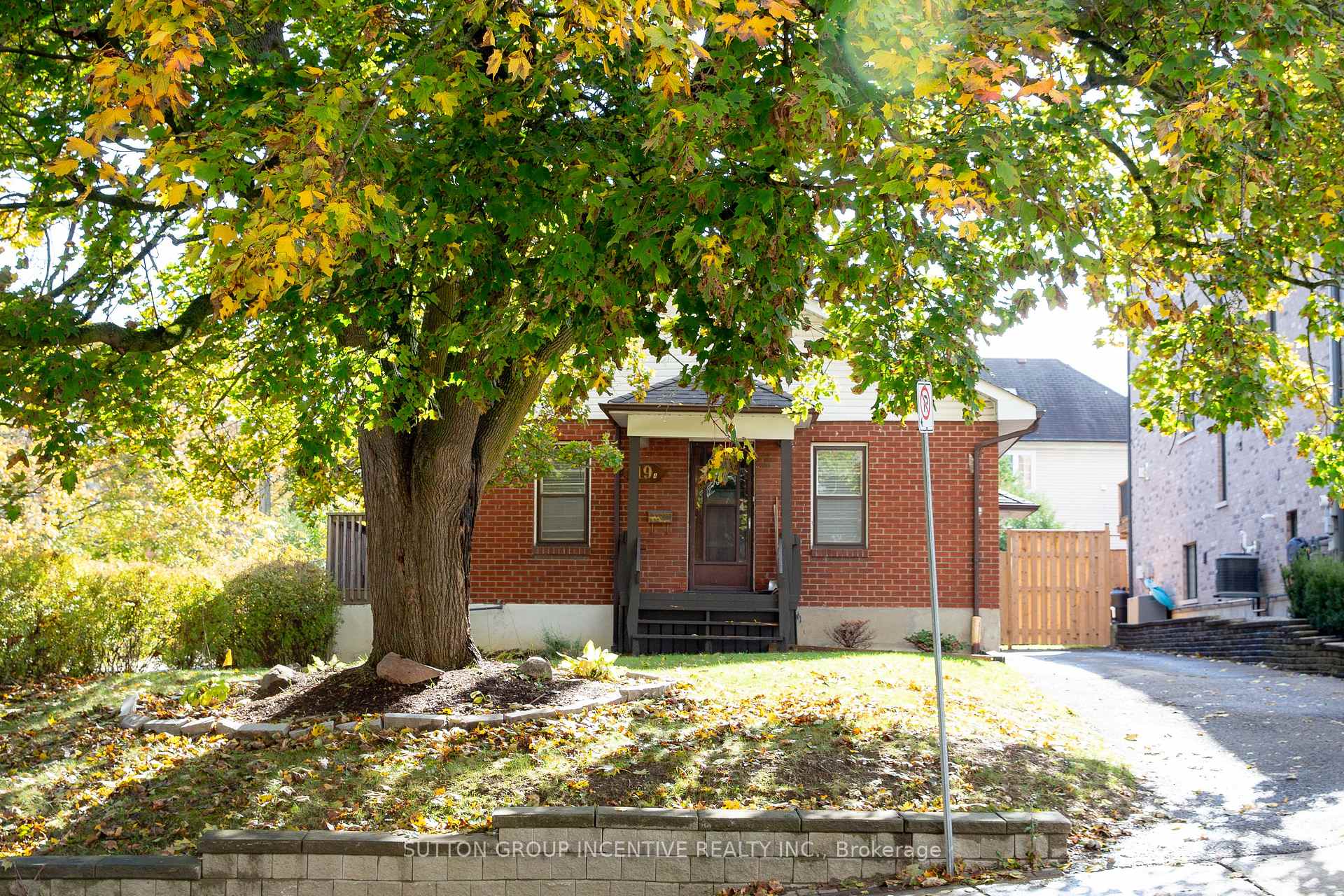 Photo 1 of 19 Kennedy Street E, Aurora, Aurora Village — HOMEH