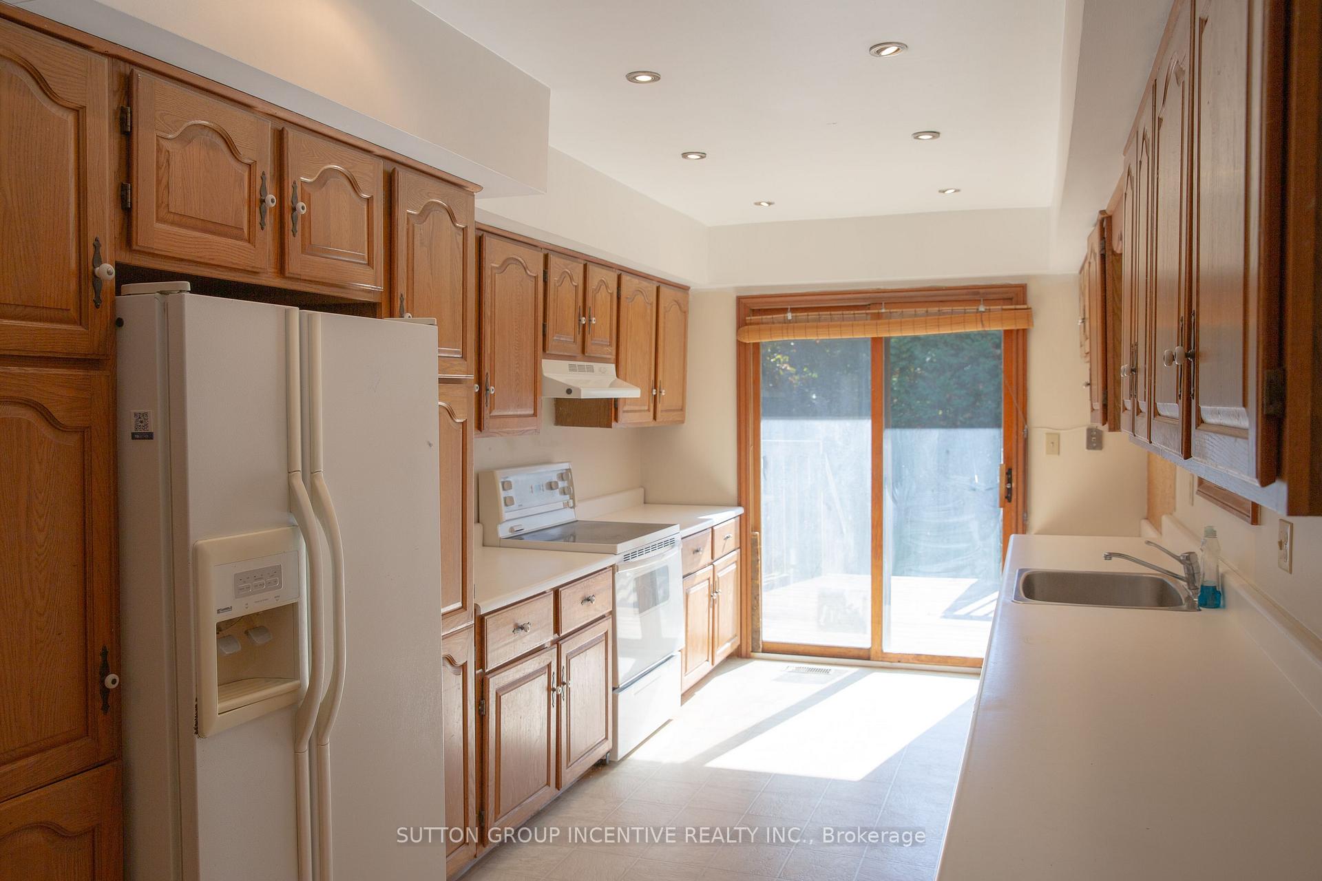 Photo 2 of 19 Kennedy Street E, Aurora, Aurora Village — HOMEH