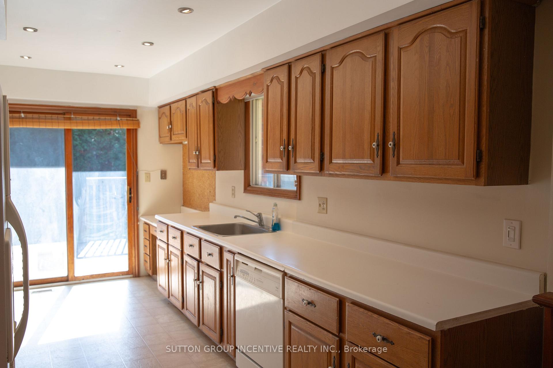 Photo 6 of 19 Kennedy Street E, Aurora, Aurora Village — HOMEH