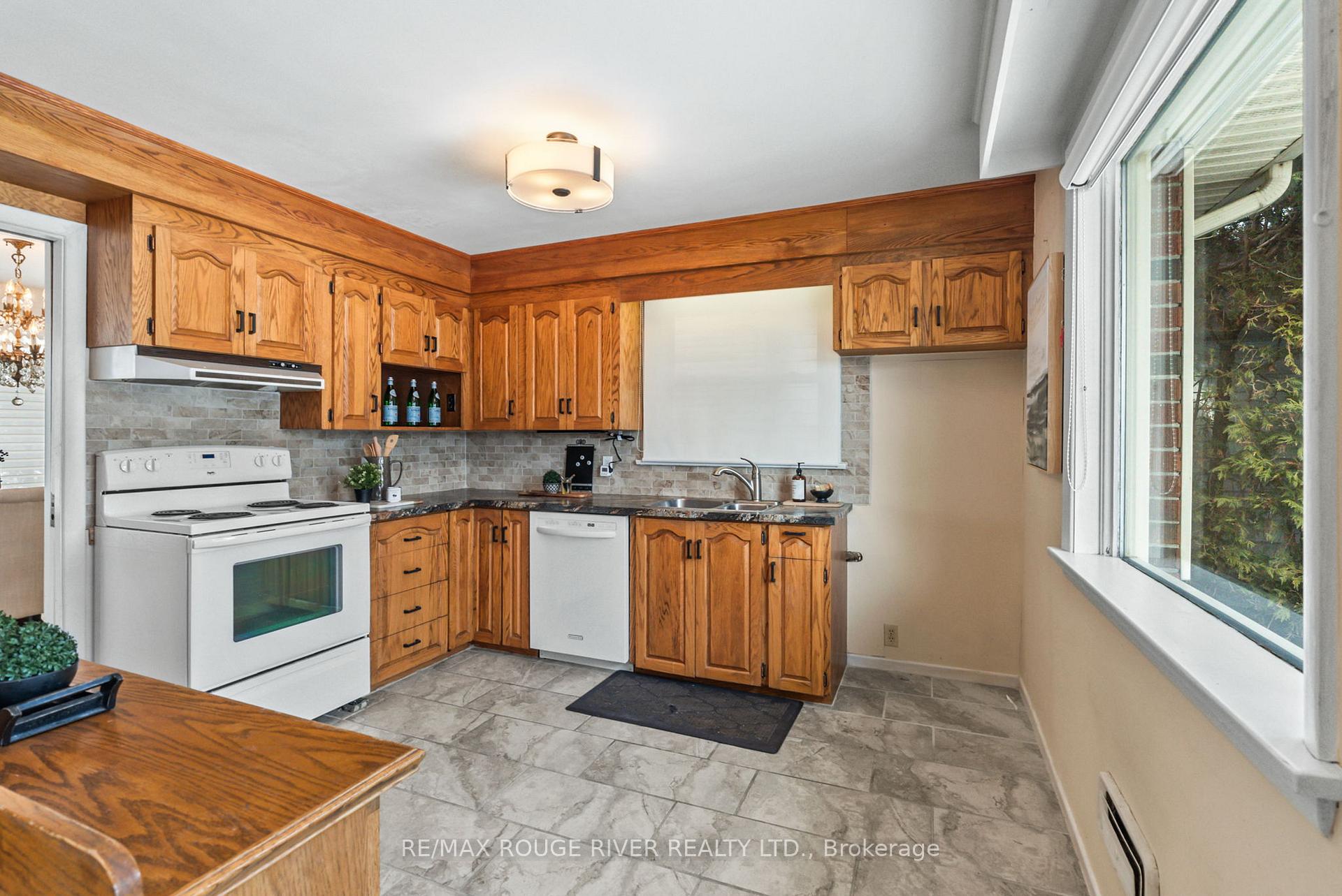 Photo 14 of 811 Bessborough Drive, Oshawa, Centennial — HOMEH