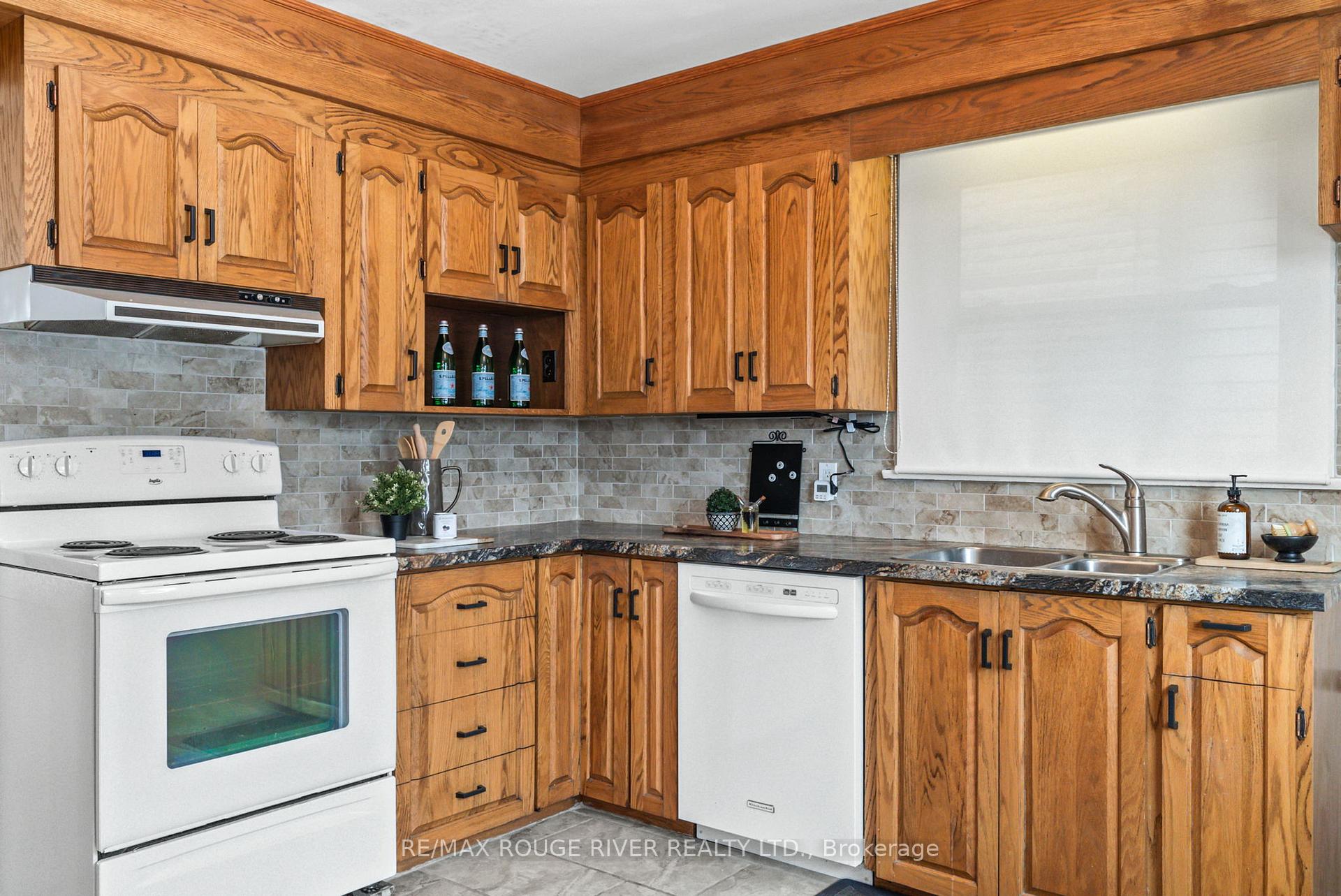 Photo 15 of 811 Bessborough Drive, Oshawa, Centennial — HOMEH