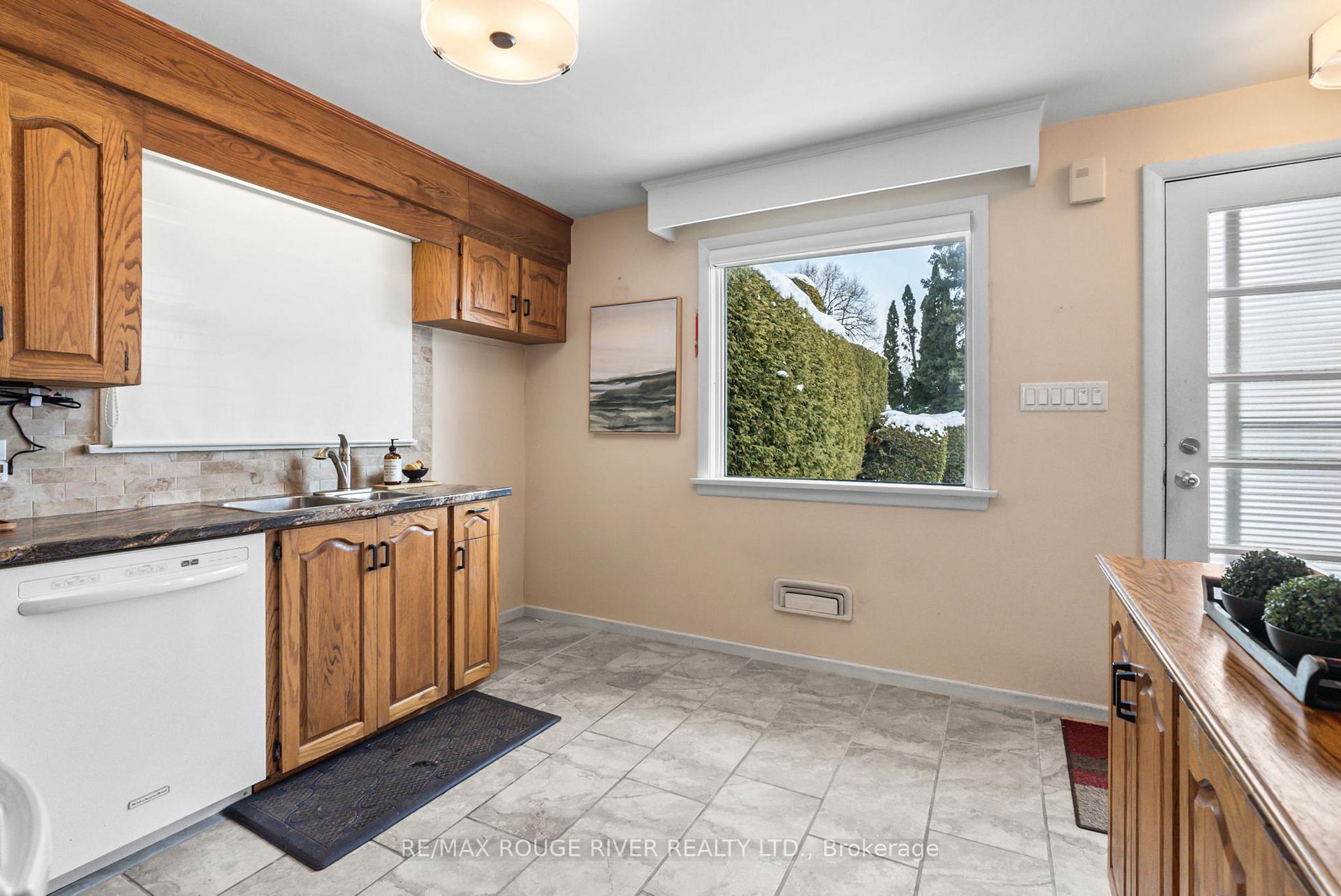 Photo 19 of 811 Bessborough Drive, Oshawa, Centennial — HOMEH