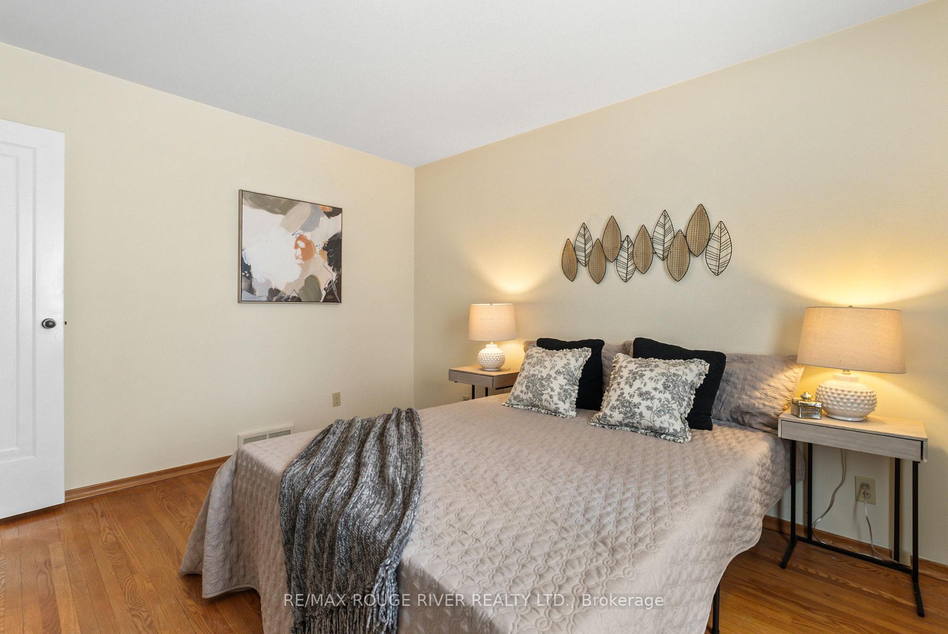 Photo 26 of 811 Bessborough Drive, Oshawa, Centennial — HOMEH
