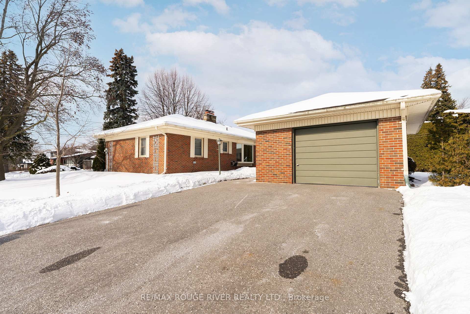 Photo 31 of 811 Bessborough Drive, Oshawa, Centennial — HOMEH