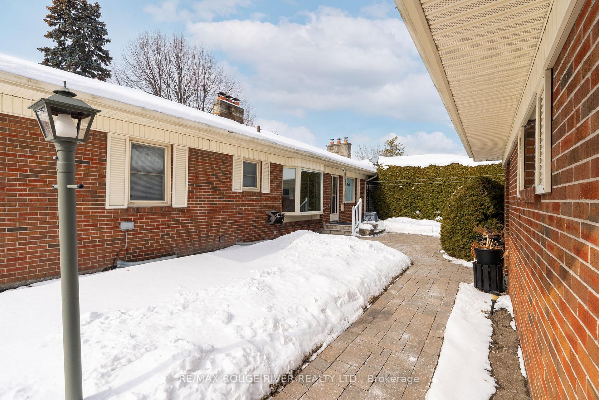 Photo 32 of 811 Bessborough Drive, Oshawa, Centennial — HOMEH