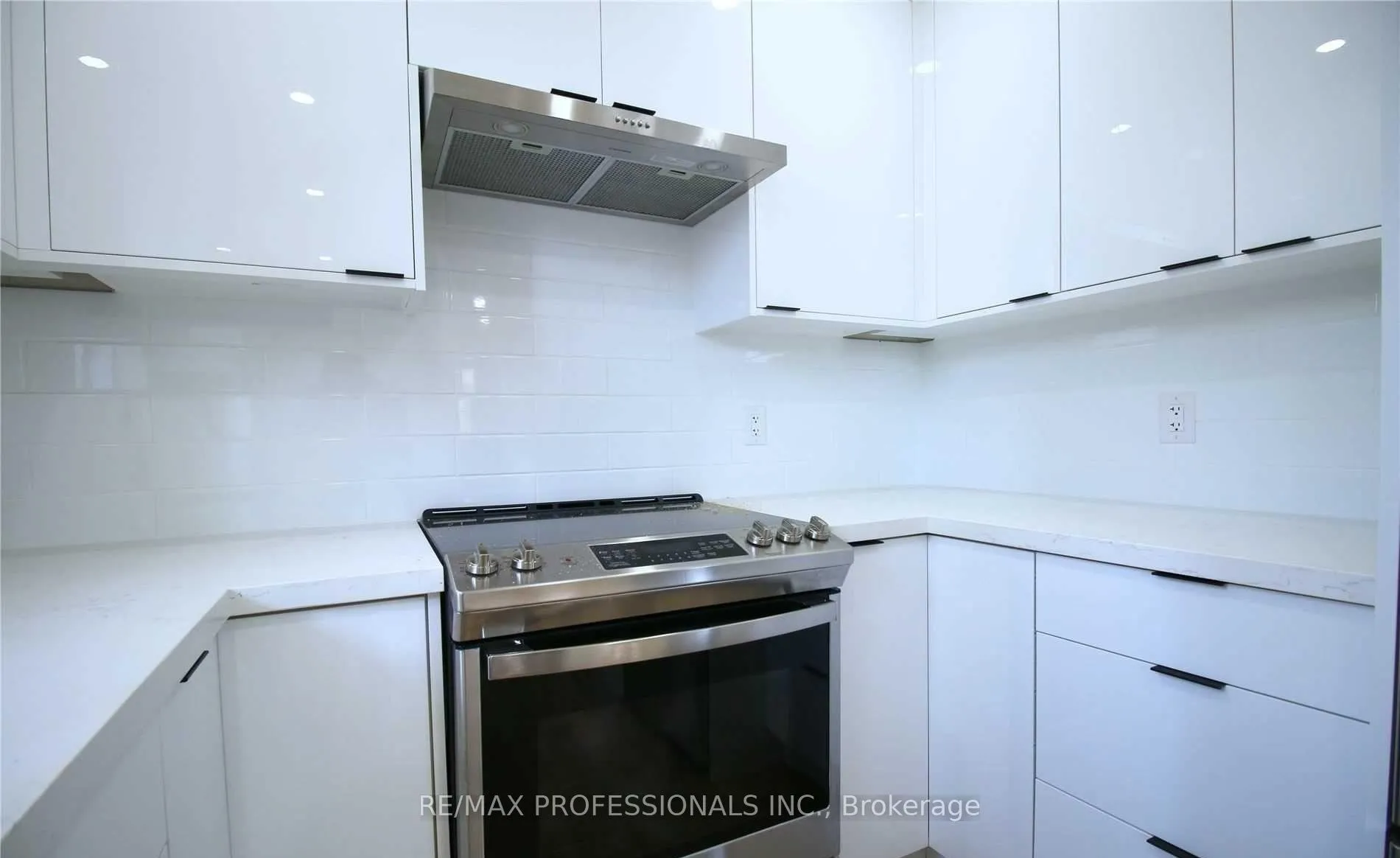 Photo 3 of Unit Main, 247 Beta Street, Etobicoke, Alderwood — HOMEH