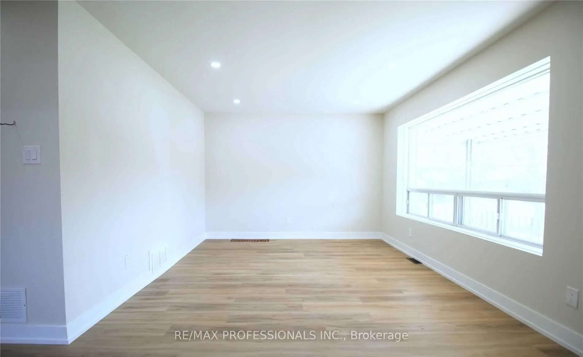 Photo 5 of Unit Main, 247 Beta Street, Etobicoke, Alderwood — HOMEH