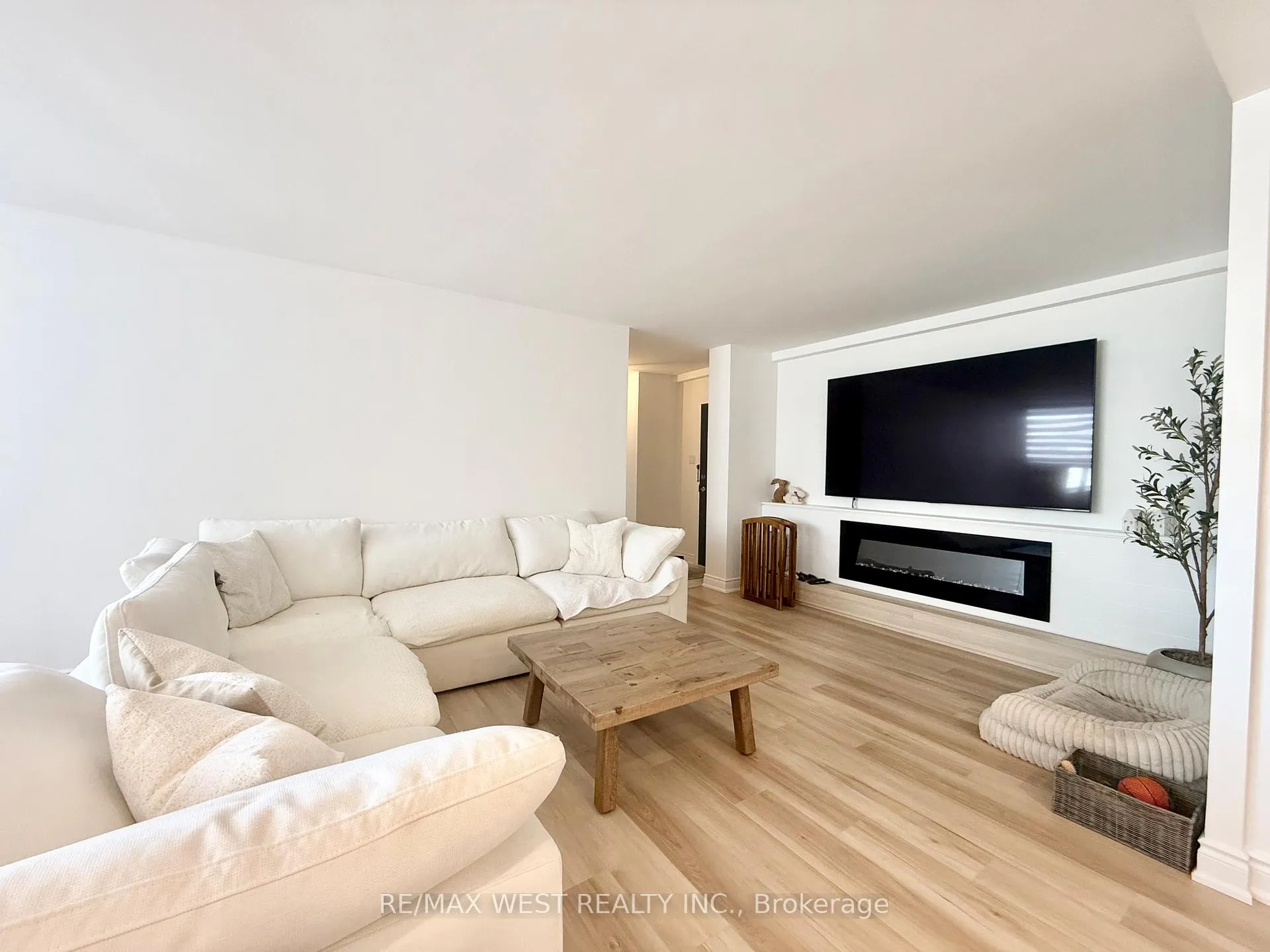 Photo 2 of Unit 522, 451 The West Mall, Etobicoke, Etobicoke West Mall — HOMEH