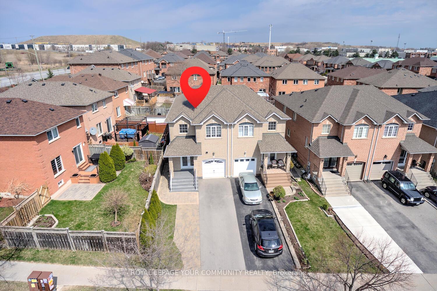 Photo 2 of 25 D'amato Crescent, Vaughan, Maple — HOMEH