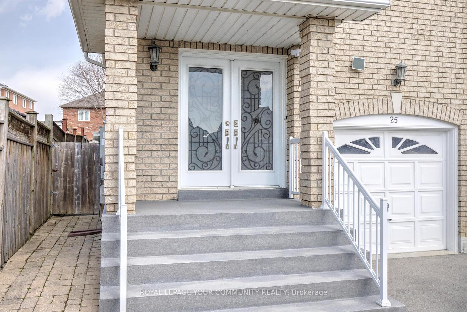 Photo 3 of 25 D'amato Crescent, Vaughan, Maple — HOMEH