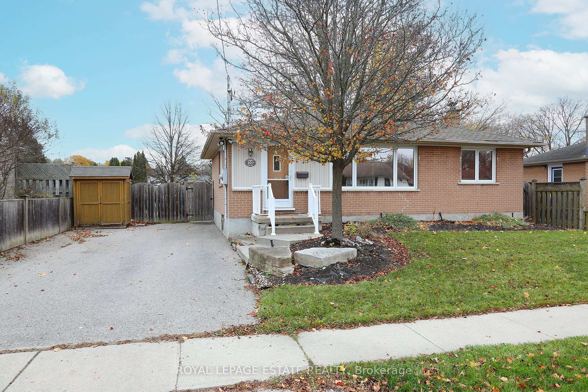 Photo 2 of 207 Lee Avenue, Whitby, Lynde Creek — HOMEH